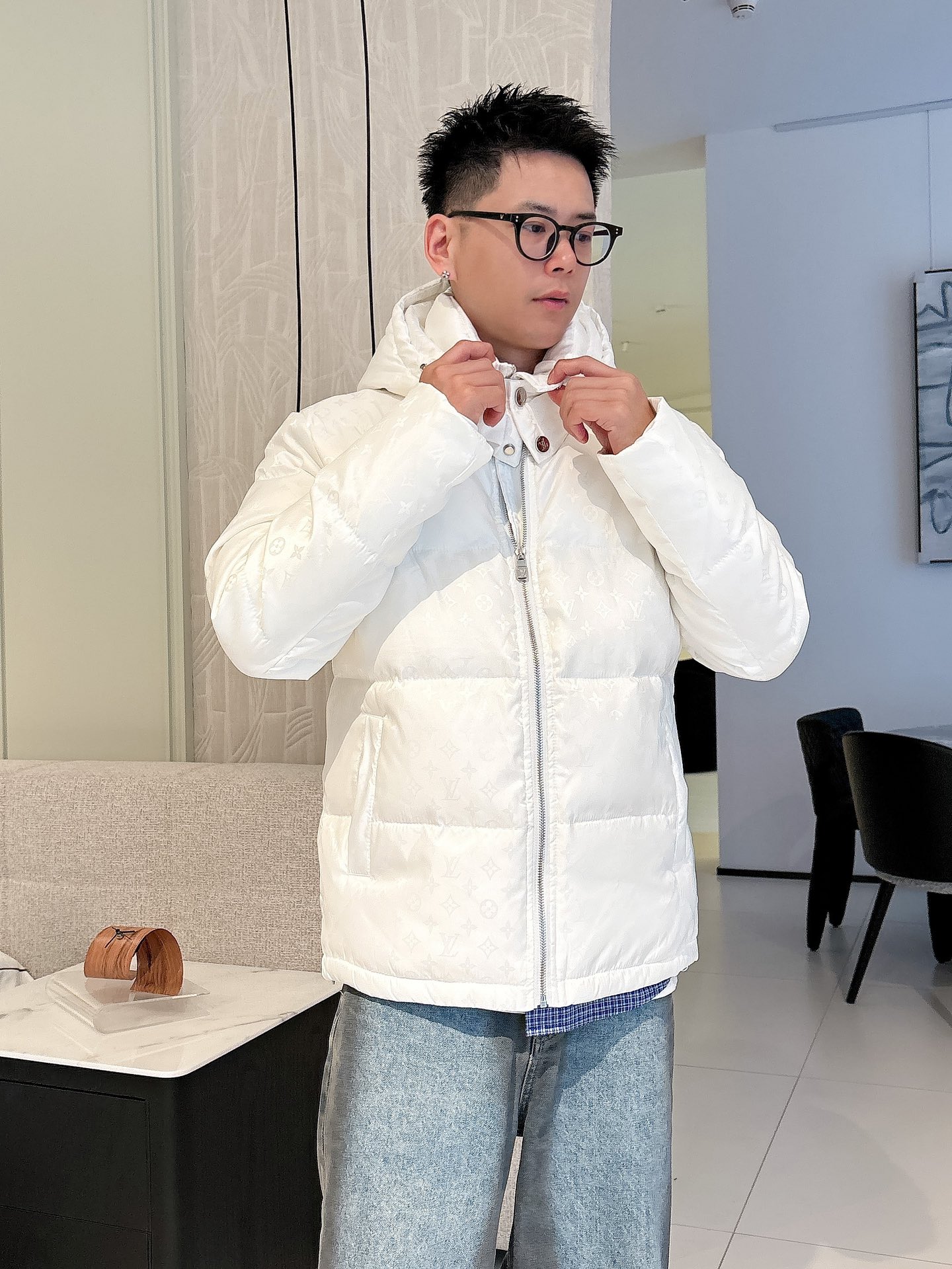 LV 官网款2025秋冬新款羽绒服。这款号称羽绒服届最高端的，全部90绒的三标齐全带着经典的Logo组合