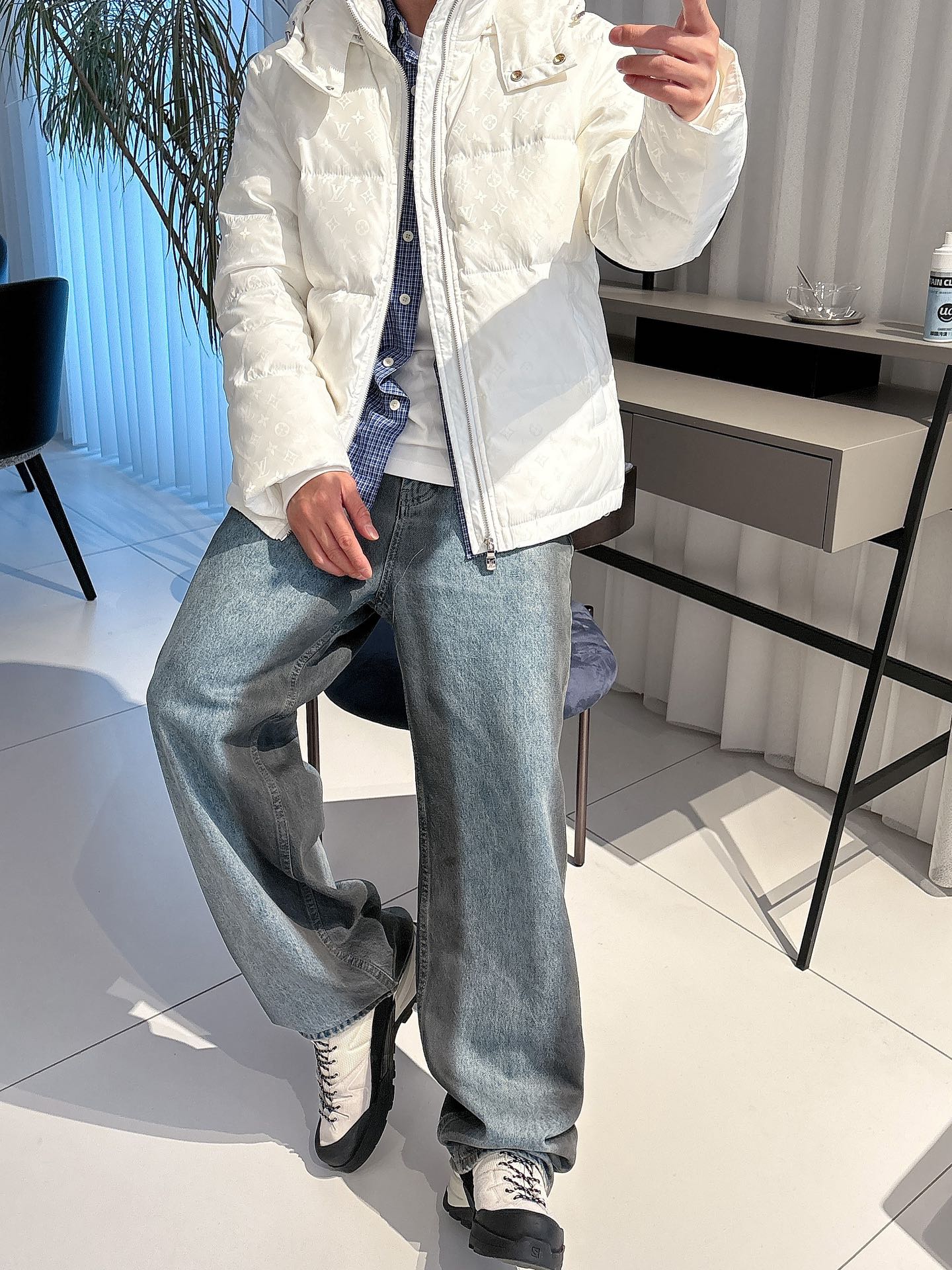 LV 官网款2025秋冬新款羽绒服。这款号称羽绒服届最高端的，全部90绒的三标齐全带着经典的Logo组合