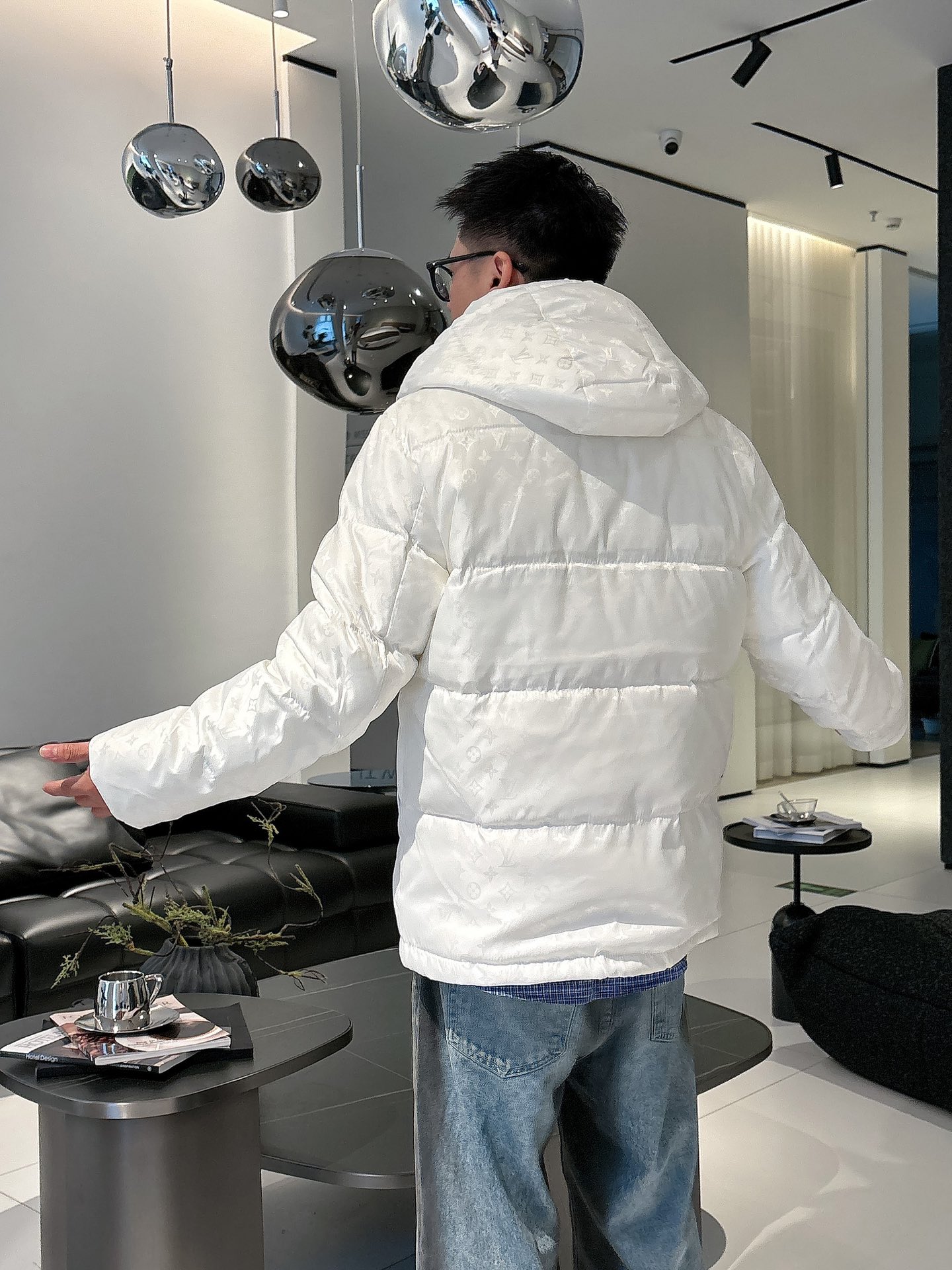 LV 官网款2025秋冬新款羽绒服。这款号称羽绒服届最高端的，全部90绒的三标齐全带着经典的Logo组合