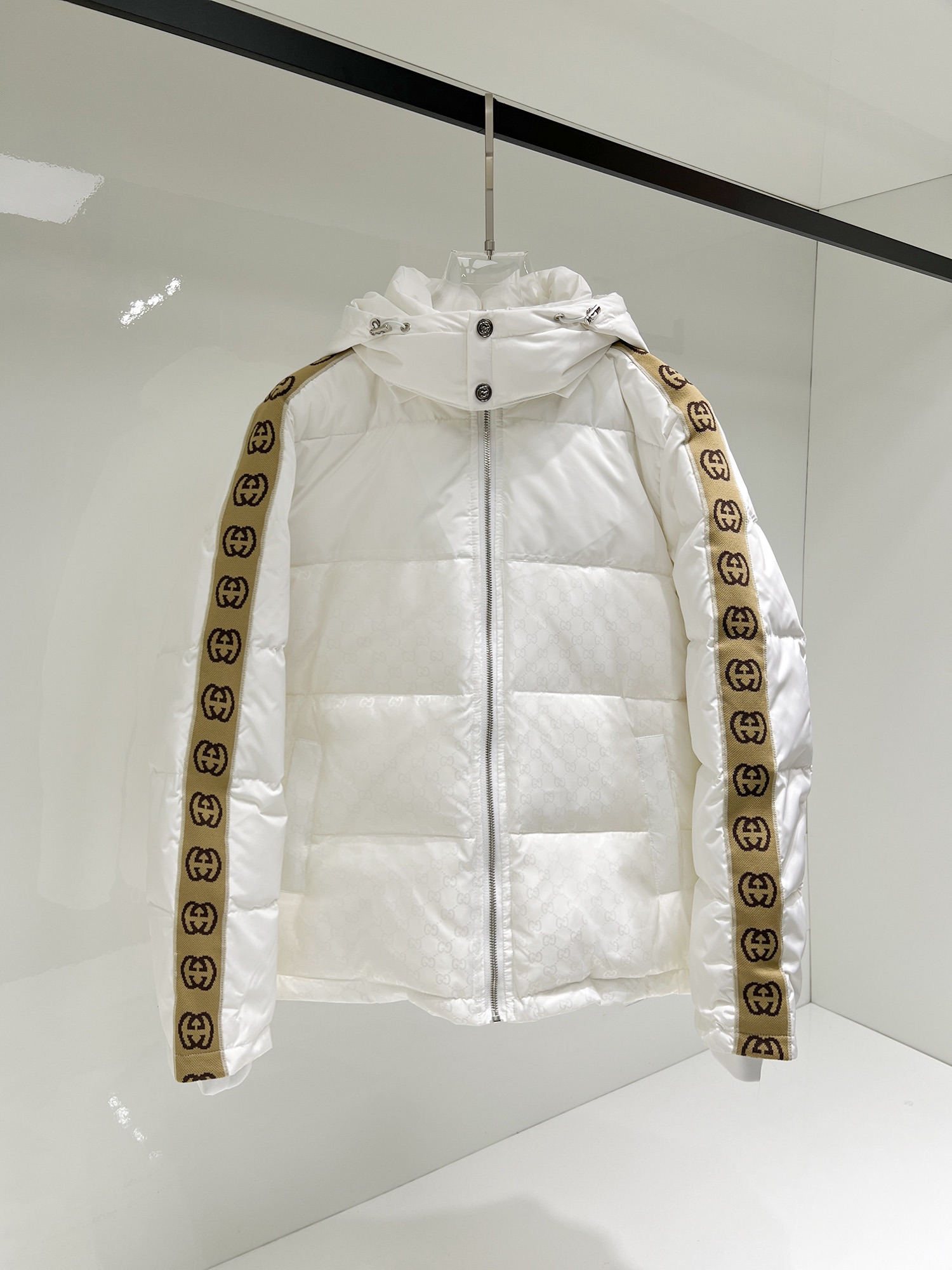 NO:122802,Guqi official website new down jacket. This is known as the highest-end down jacket, all 90-down three-standards are complete with a classic logo combination. The first thing you see is full of visual impact, excellent warmth, lightweight and not heavy, and the compressed fluffy is good, and it collects heat locking!  Personalized color-blocking design, fresh and energetic!  There are too many versions on the market. In addition to the different fabric workmanship, the biggest difference is that the filling is not goose down but silk or touch down, etc., and it is not easy to distinguish if you don’t understand it. In addition, the fabric and workmanship are definitely not the same level. In short, you will definitely not go off the line. You can buy all the exclusive colors and develop them. Those who understand the quality of our down jackets can be assured to close their eyes and recommend them. The three standards are complete!  Men and women's same series!  Count M-3XL order to report height and weight, down jacket, alexander wang19860909古奇 官网款秋冬新款羽绒服.这款号称羽绒服届最高端的,全部90绒的三标齐全带着经典的Logo组合搭配,第一眼看到就是满满的视觉冲击,保暖性能更出色,轻便不厚重,且压缩后的蓬松度恢复性好,聚热锁温！个性的拼色设计,清新有活力！市面流通的版本实在太多了,除了面料做工不同外,最大的区别就是填充物根本不是鹅绒而是羽丝或手感绒等等,而不懂的根本不容易区分.另外面料和做工也绝对不是一个级别,总之认准我们,让你绝对不跑偏,独家全色全部购入正版开发,懂我们家羽绒服质量的,完全可以放心闭眼推.三标齐全！男女同款系列！码数M-3XL下单报身高体重,,down jacket,alexander wang,Men's clothing