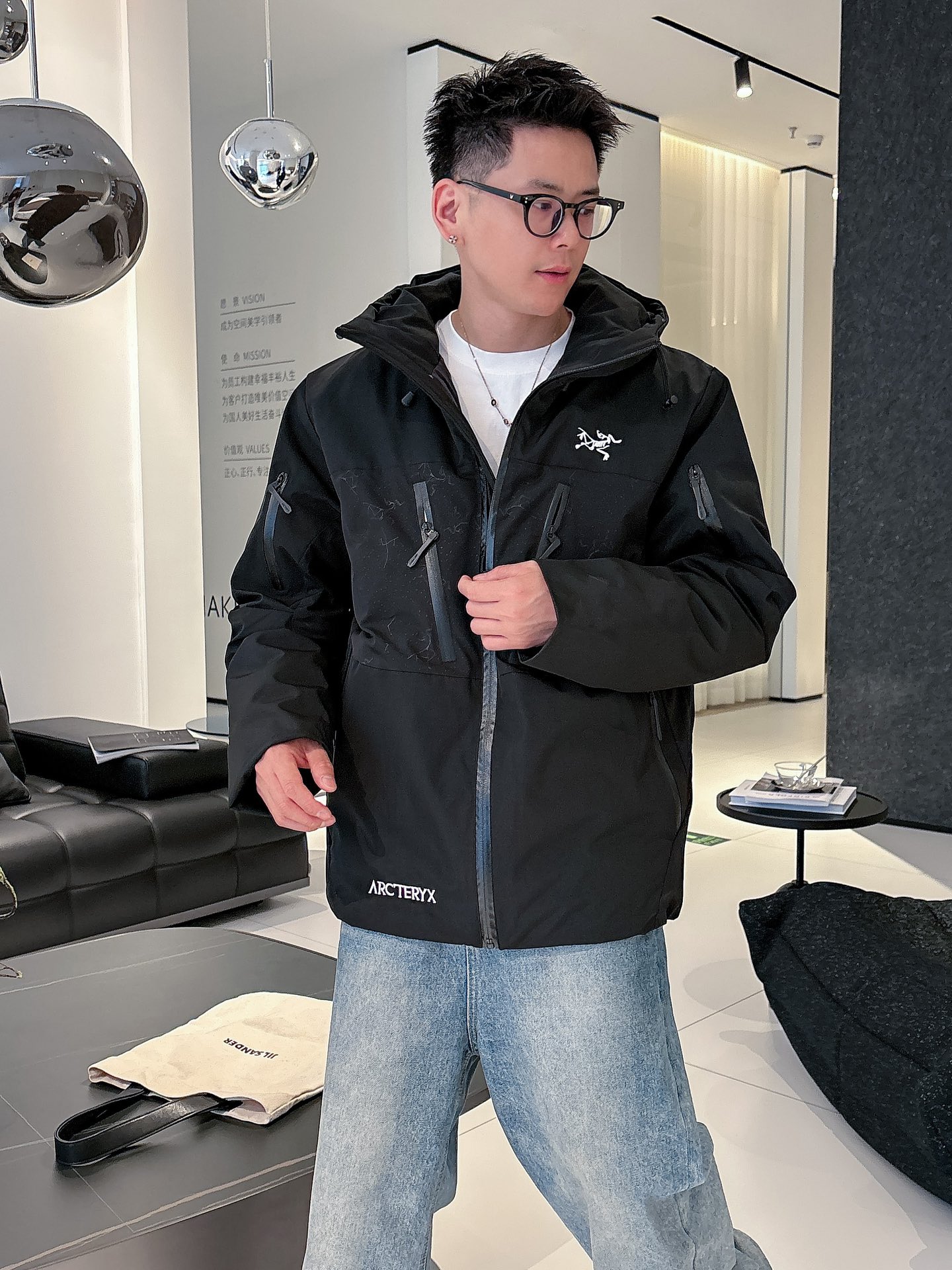 始祖鸟 官网款2025秋冬新款羽绒服。这款号称羽绒服届最高端的，全部90绒的三标齐全带着经典的Logo组