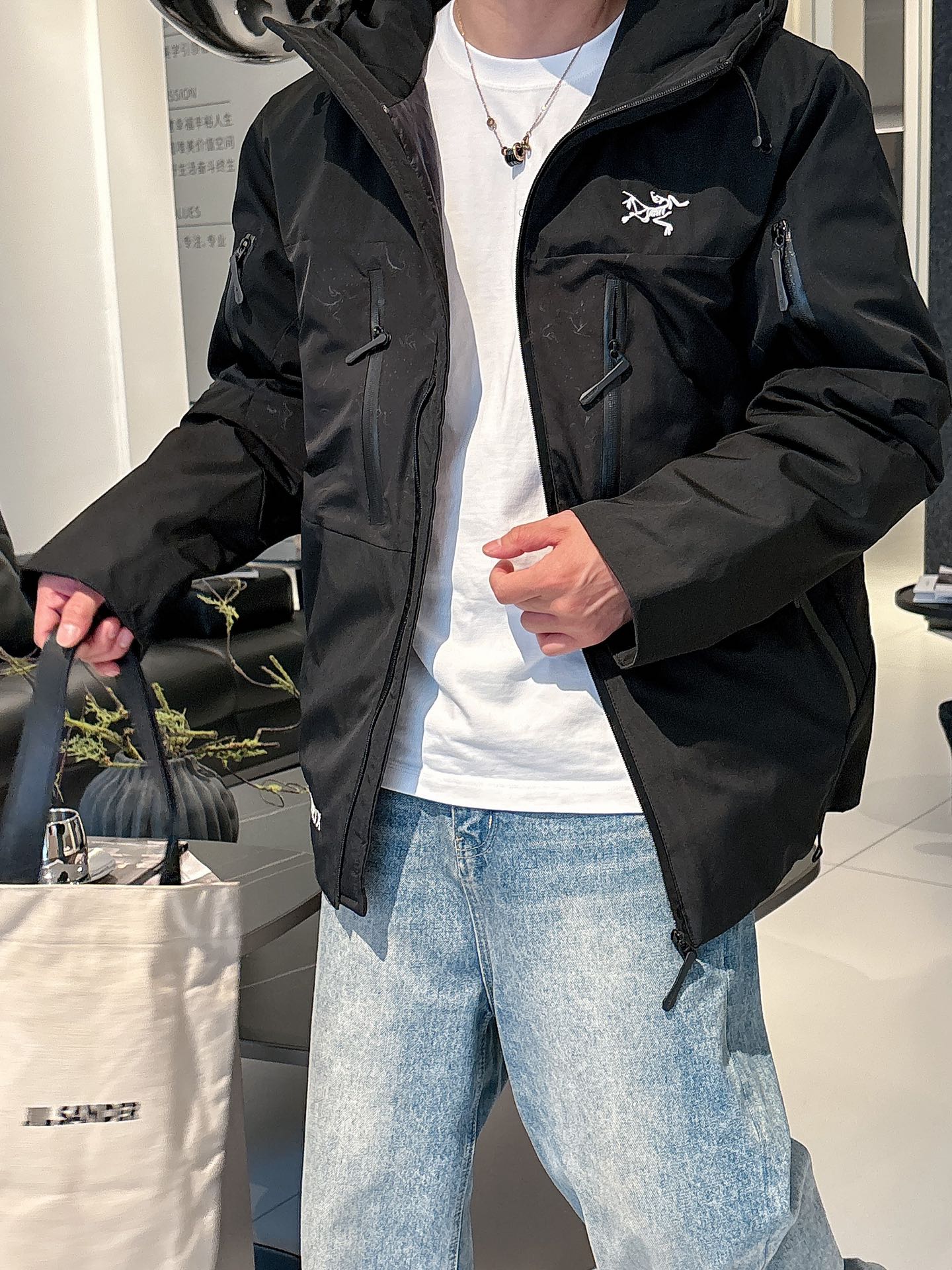 始祖鸟 官网款2025秋冬新款羽绒服。这款号称羽绒服届最高端的，全部90绒的三标齐全带着经典的Logo组