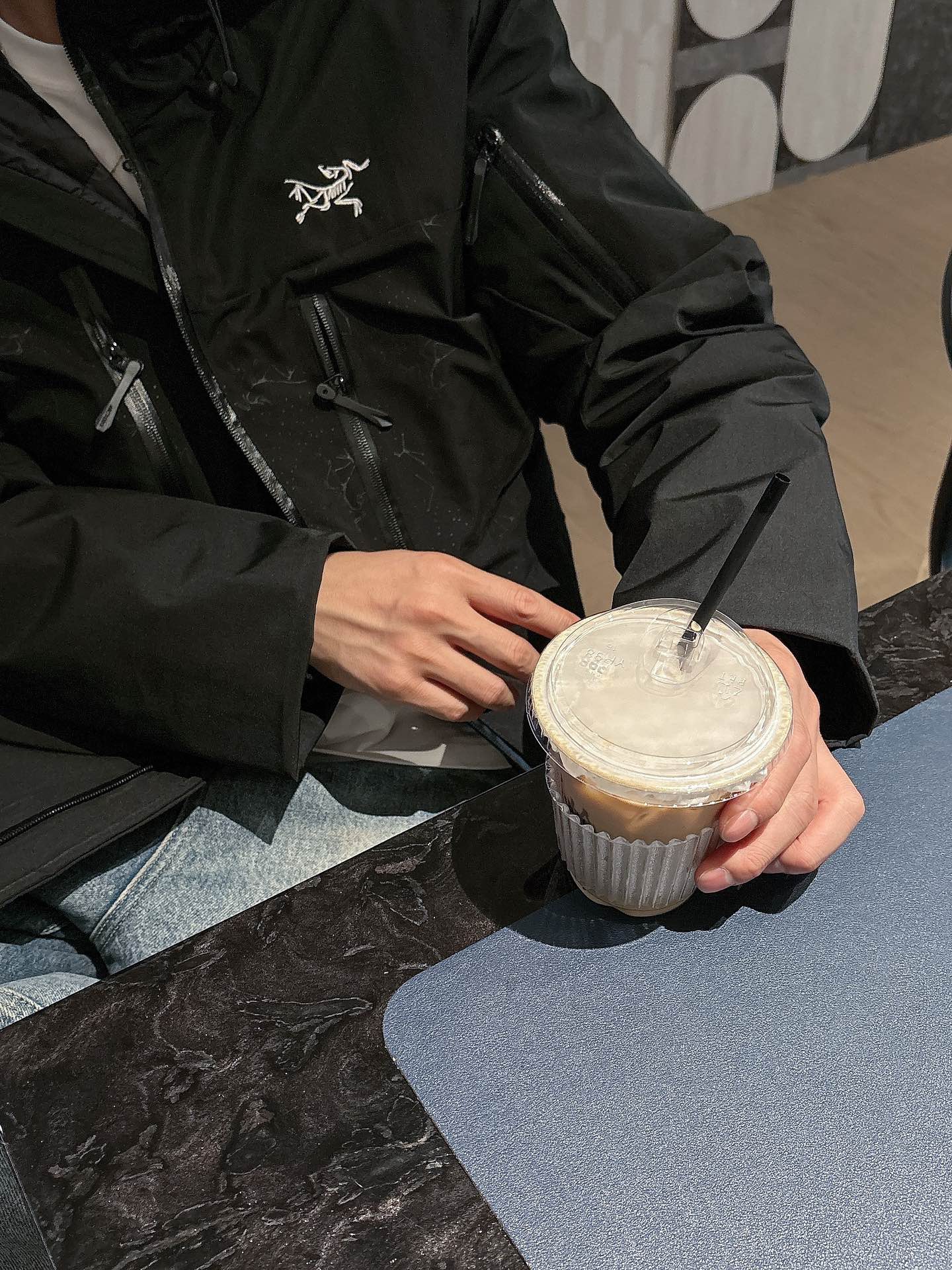 始祖鸟 官网款2025秋冬新款羽绒服。这款号称羽绒服届最高端的，全部90绒的三标齐全带着经典的Logo组