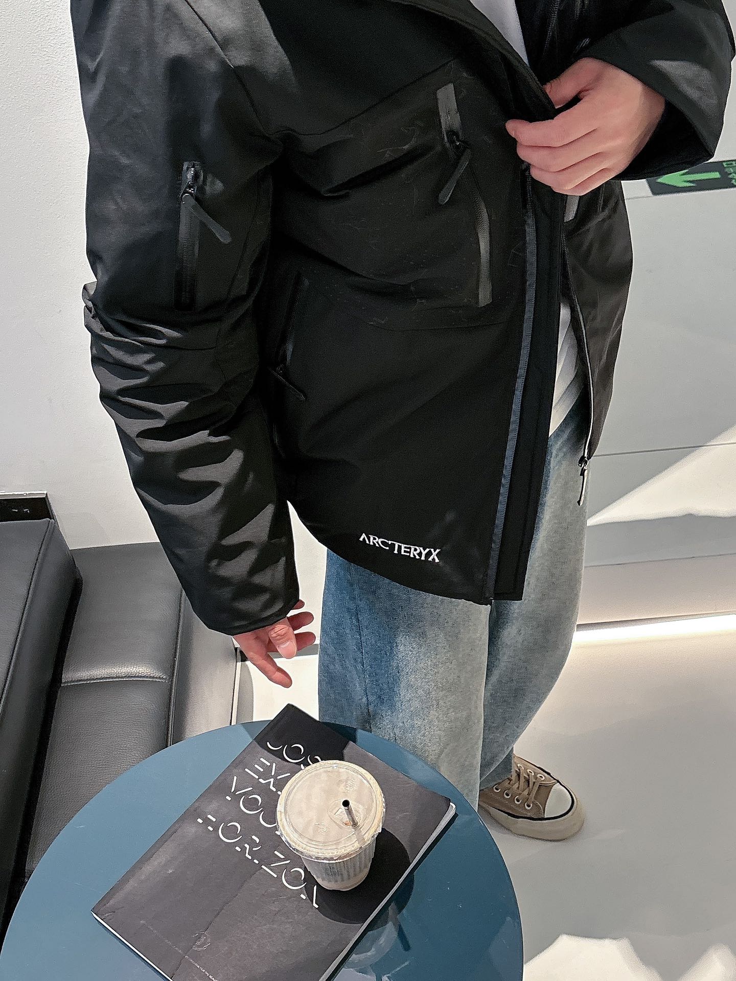 始祖鸟 官网款2025秋冬新款羽绒服。这款号称羽绒服届最高端的，全部90绒的三标齐全带着经典的Logo组