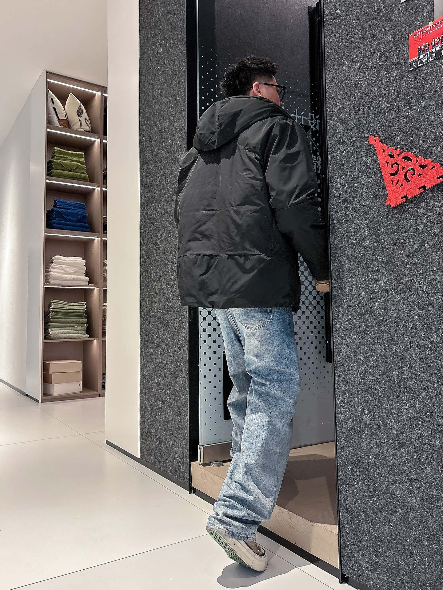 始祖鸟 官网款2025秋冬新款羽绒服。这款号称羽绒服届最高端的，全部90绒的三标齐全带着经典的Logo组