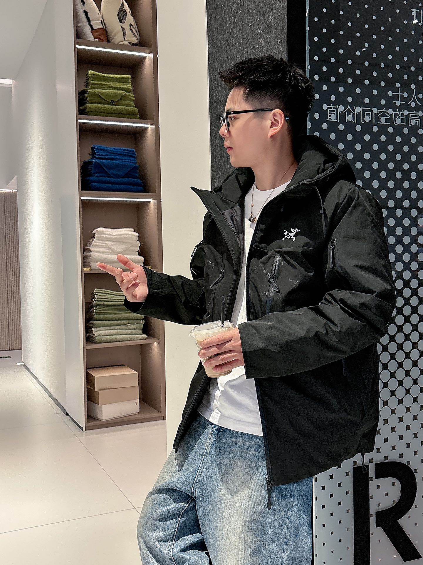 始祖鸟 官网款2025秋冬新款羽绒服。这款号称羽绒服届最高端的，全部90绒的三标齐全带着经典的Logo组