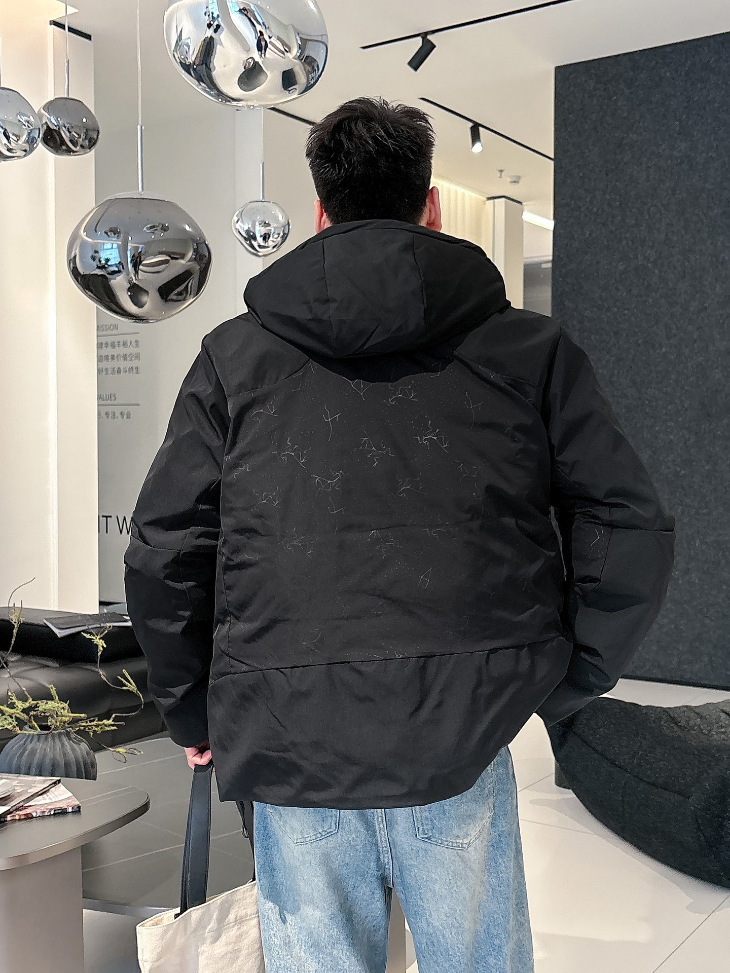 始祖鸟 官网款2025秋冬新款羽绒服。这款号称羽绒服届最高端的，全部90绒的三标齐全带着经典的Logo组