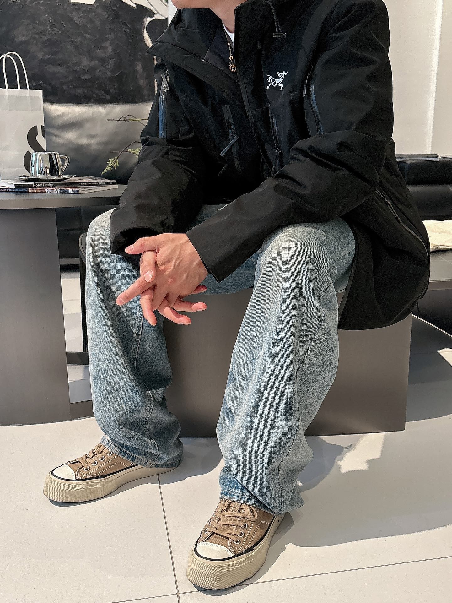 始祖鸟 官网款2025秋冬新款羽绒服。这款号称羽绒服届最高端的，全部90绒的三标齐全带着经典的Logo组