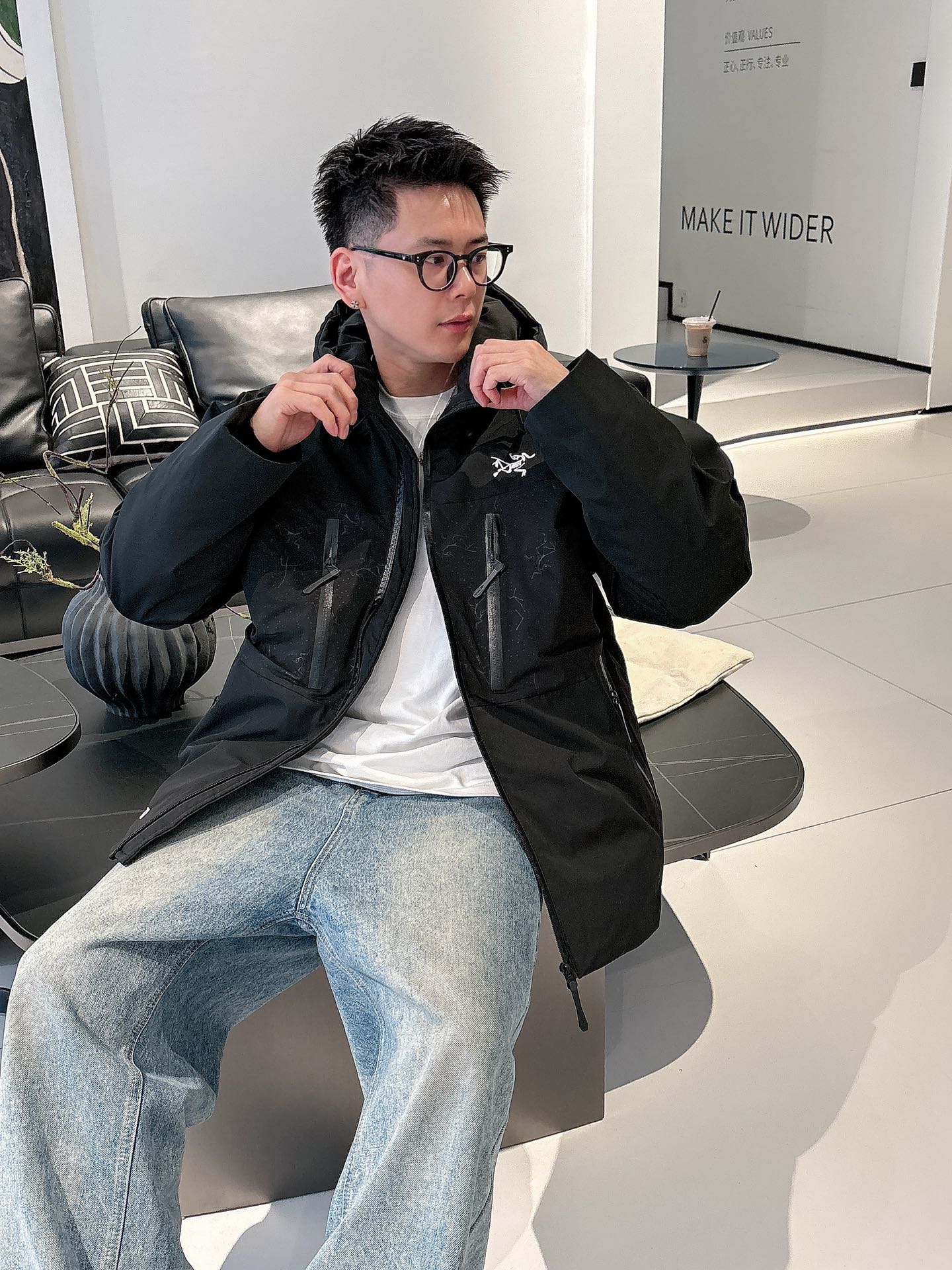 始祖鸟 官网款2025秋冬新款羽绒服。这款号称羽绒服届最高端的，全部90绒的三标齐全带着经典的Logo组