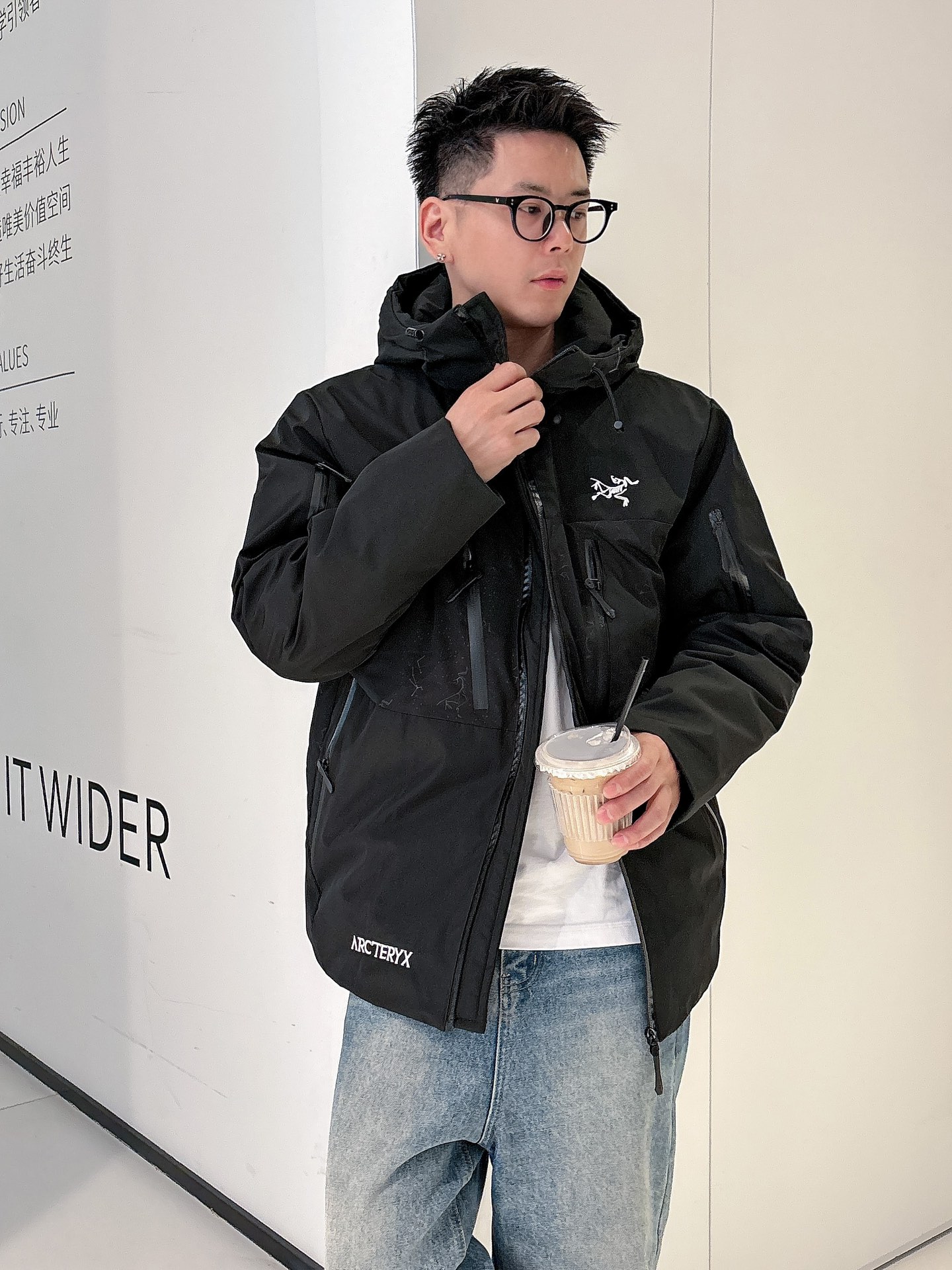 始祖鸟 官网款2025秋冬新款羽绒服。这款号称羽绒服届最高端的，全部90绒的三标齐全带着经典的Logo组