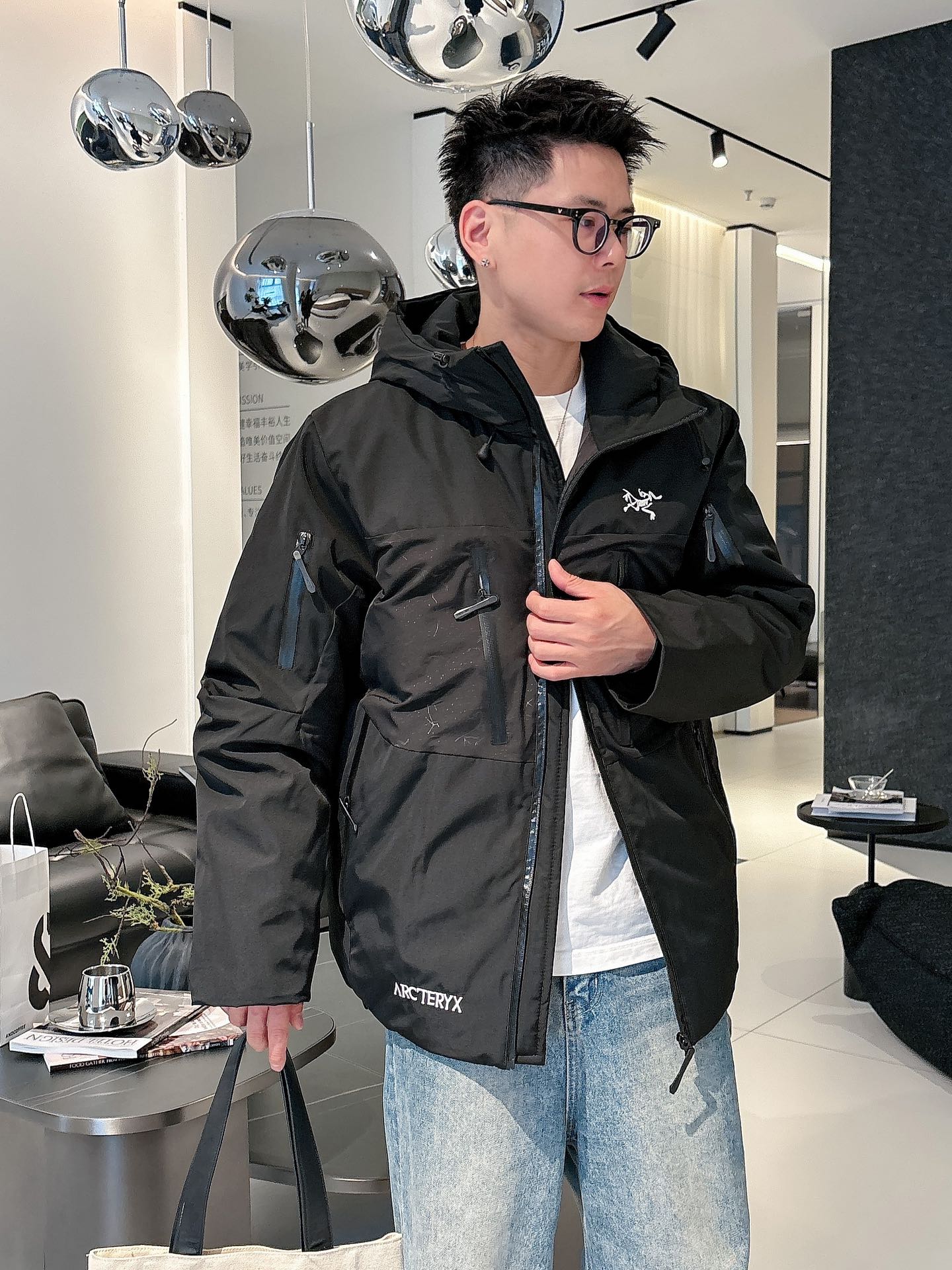 始祖鸟 官网款2025秋冬新款羽绒服。这款号称羽绒服届最高端的，全部90绒的三标齐全带着经典的Logo组