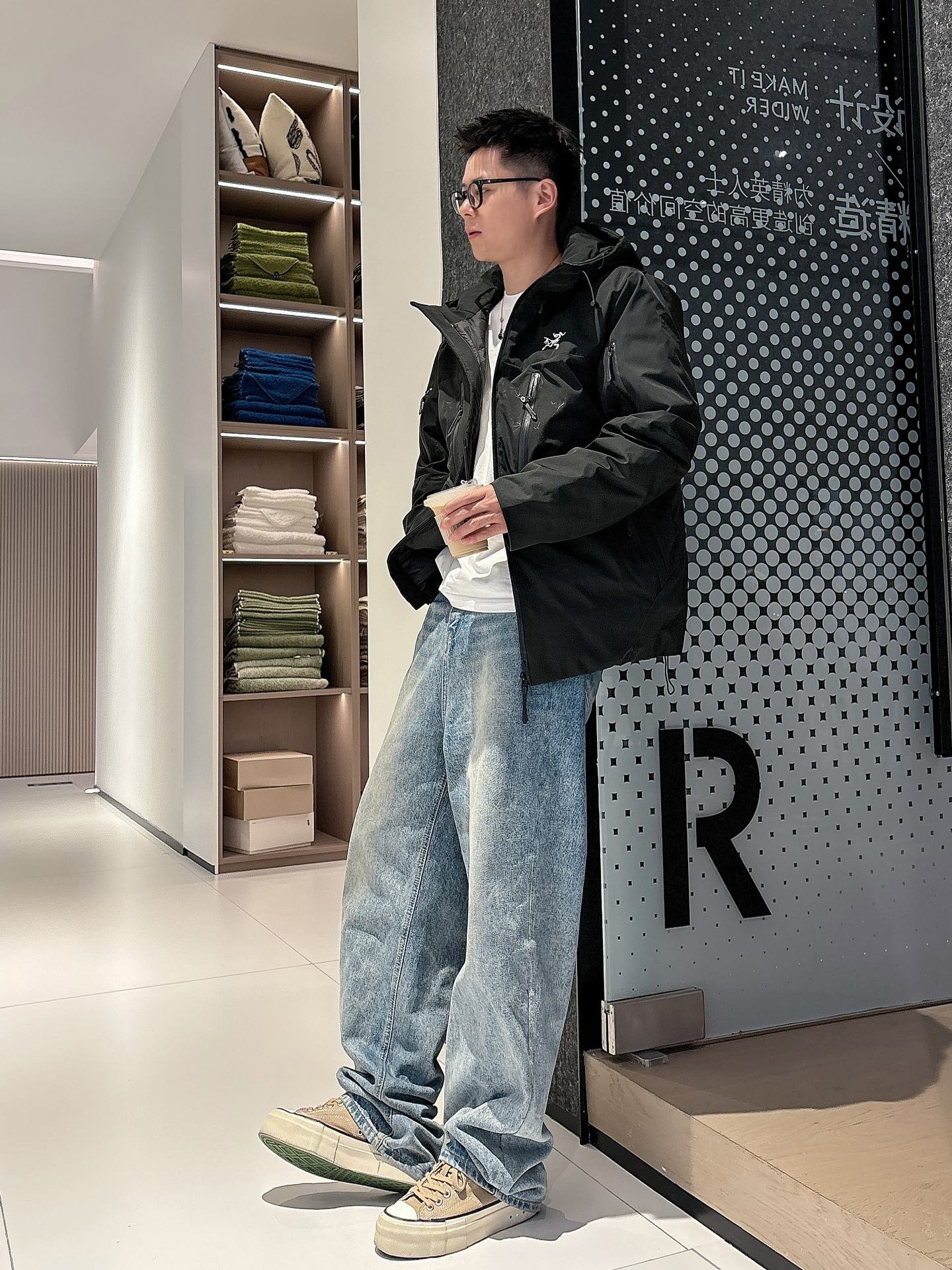 始祖鸟 官网款2025秋冬新款羽绒服。这款号称羽绒服届最高端的，全部90绒的三标齐全带着经典的Logo组