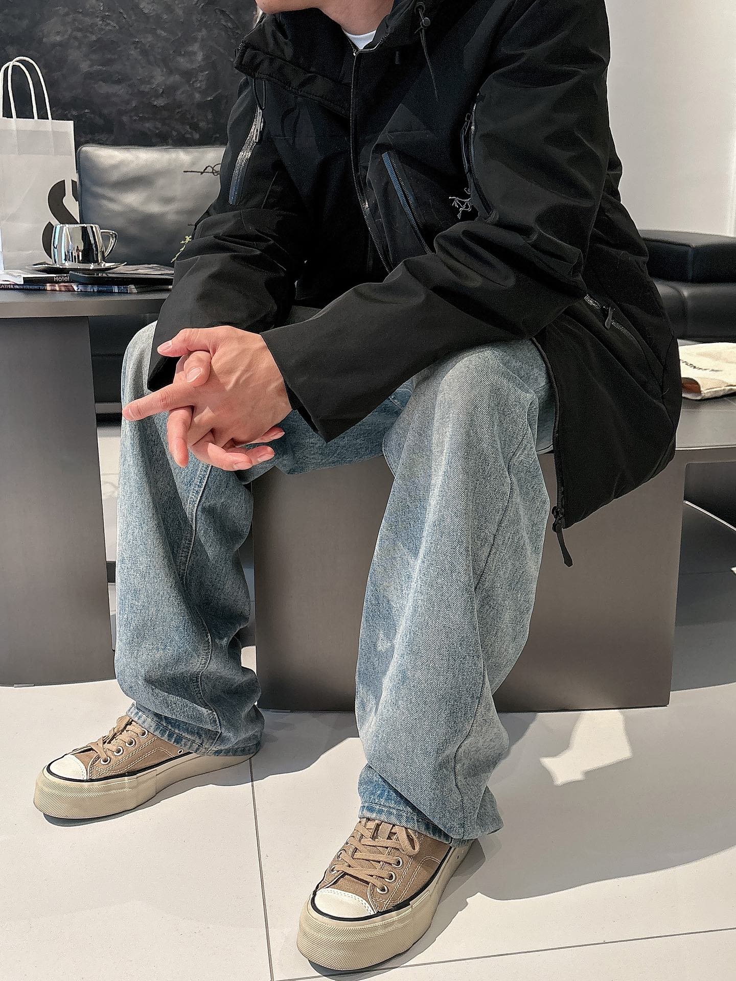 始祖鸟 官网款2025秋冬新款羽绒服。这款号称羽绒服届最高端的，全部90绒的三标齐全带着经典的Logo组