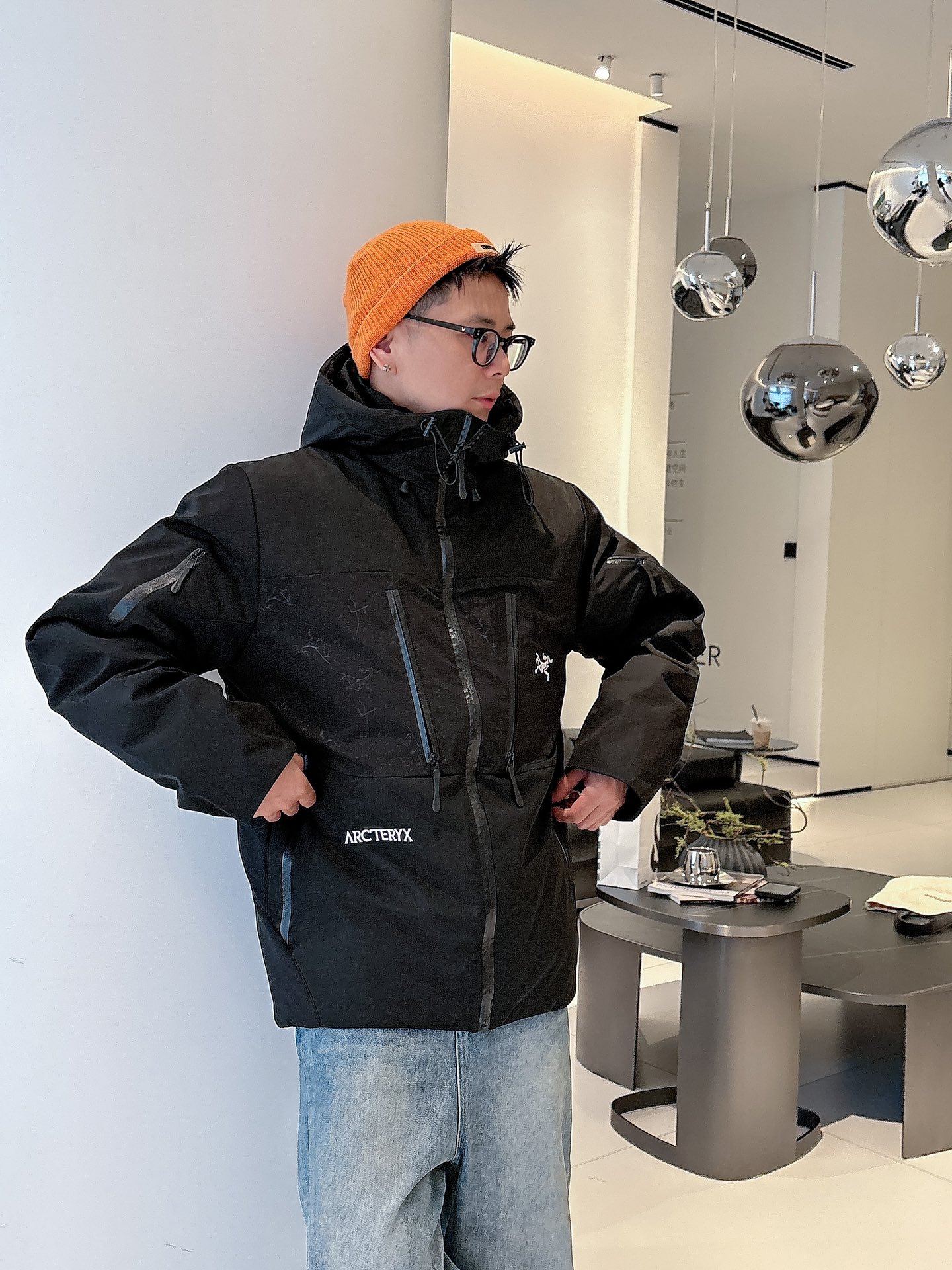 始祖鸟 官网款2025秋冬新款羽绒服。这款号称羽绒服届最高端的，全部90绒的三标齐全带着经典的Logo组