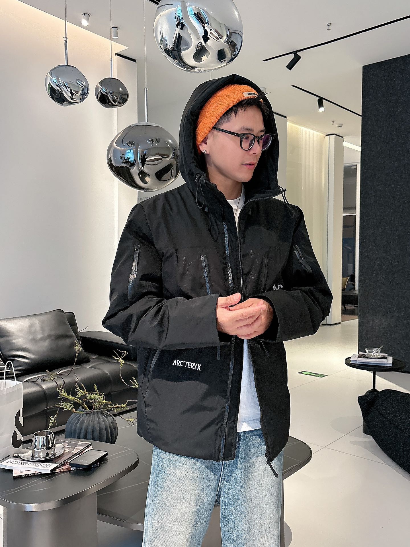 始祖鸟 官网款2025秋冬新款羽绒服。这款号称羽绒服届最高端的，全部90绒的三标齐全带着经典的Logo组