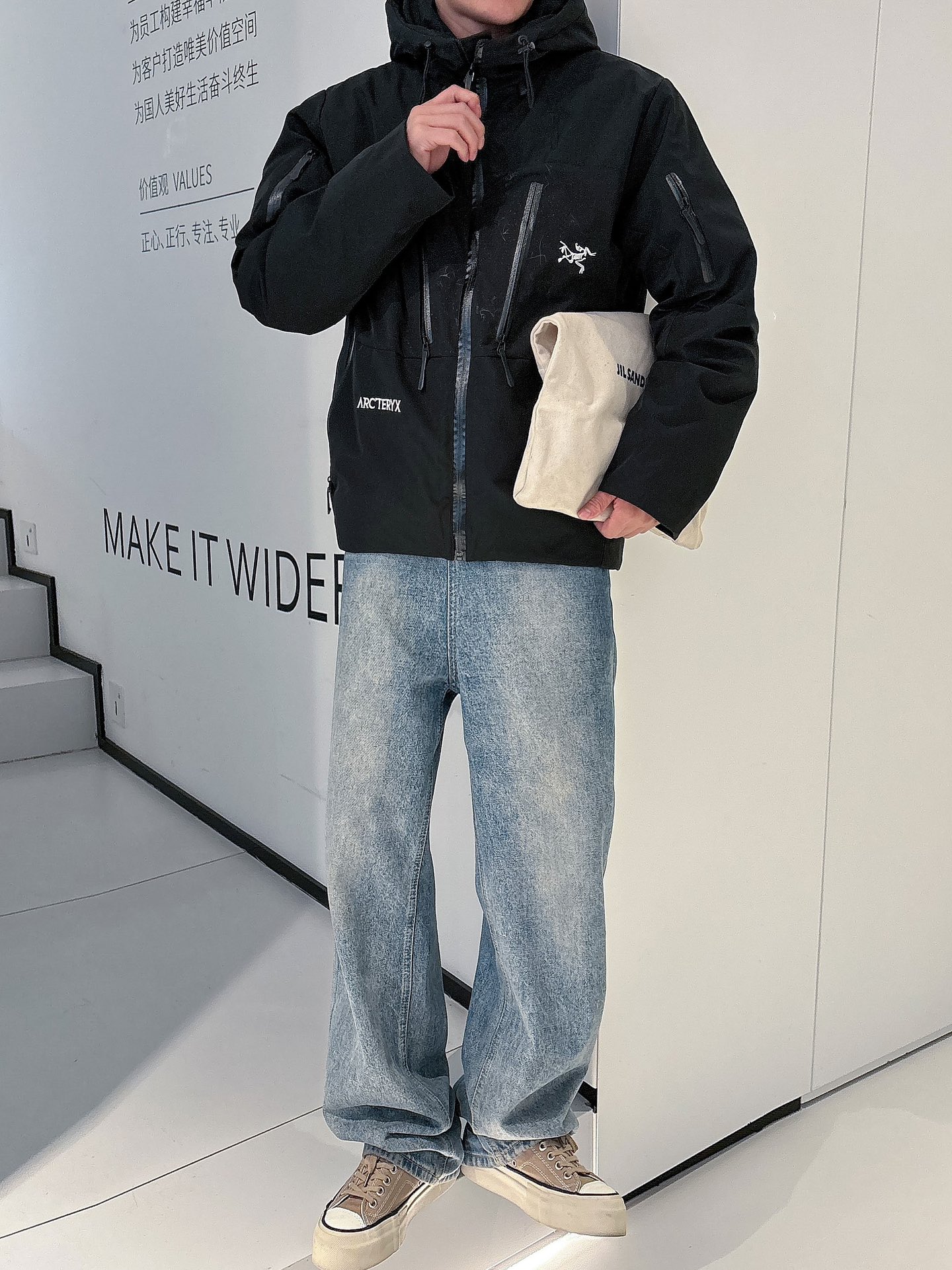 始祖鸟 官网款2025秋冬新款羽绒服。这款号称羽绒服届最高端的，全部90绒的三标齐全带着经典的Logo组