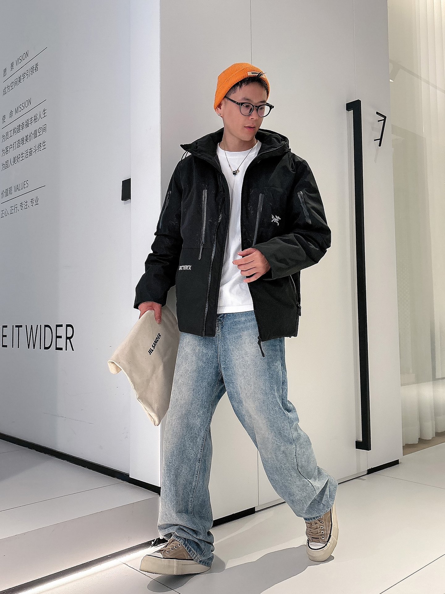 始祖鸟 官网款2025秋冬新款羽绒服。这款号称羽绒服届最高端的，全部90绒的三标齐全带着经典的Logo组