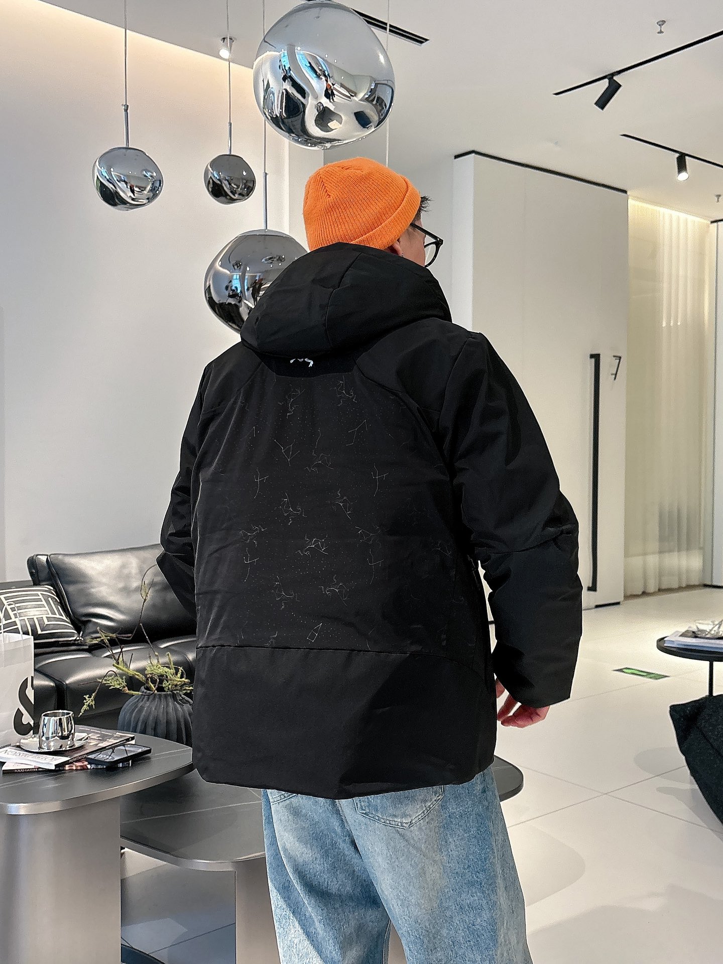 始祖鸟 官网款2025秋冬新款羽绒服。这款号称羽绒服届最高端的，全部90绒的三标齐全带着经典的Logo组