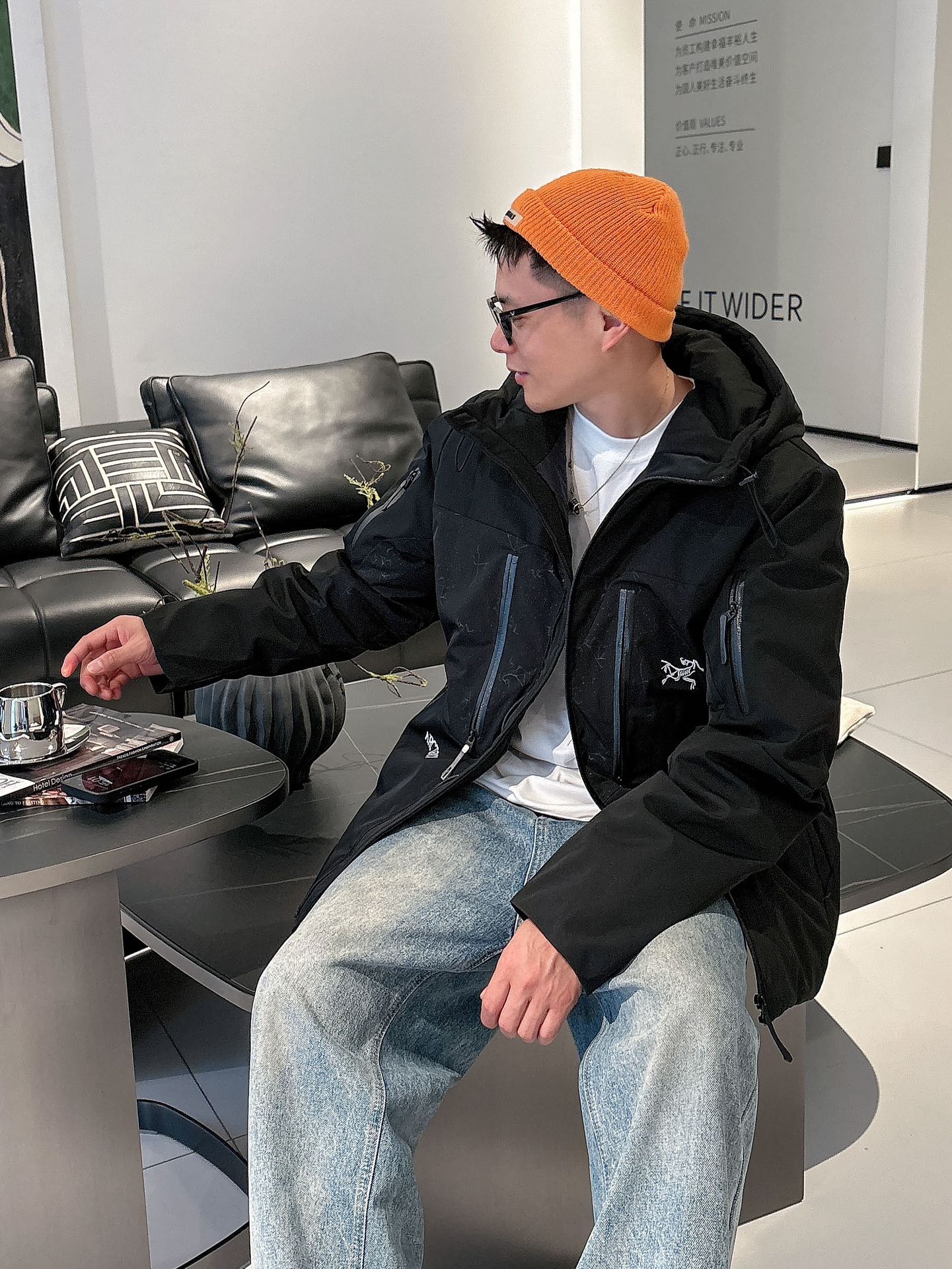 始祖鸟 官网款2025秋冬新款羽绒服。这款号称羽绒服届最高端的，全部90绒的三标齐全带着经典的Logo组