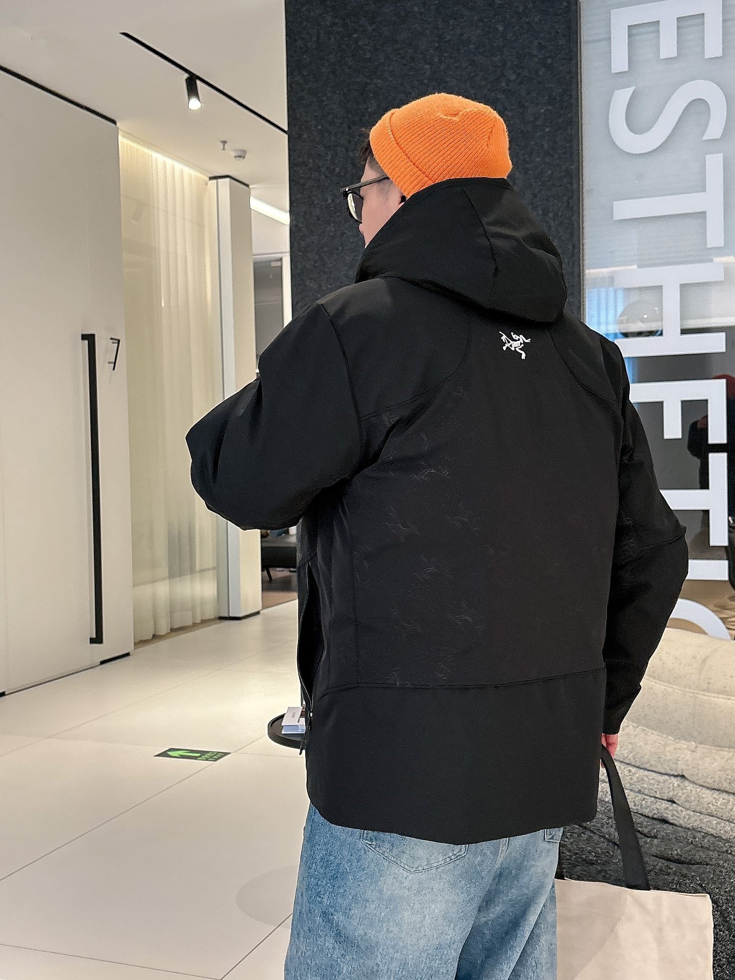 始祖鸟 官网款2025秋冬新款羽绒服。这款号称羽绒服届最高端的，全部90绒的三标齐全带着经典的Logo组