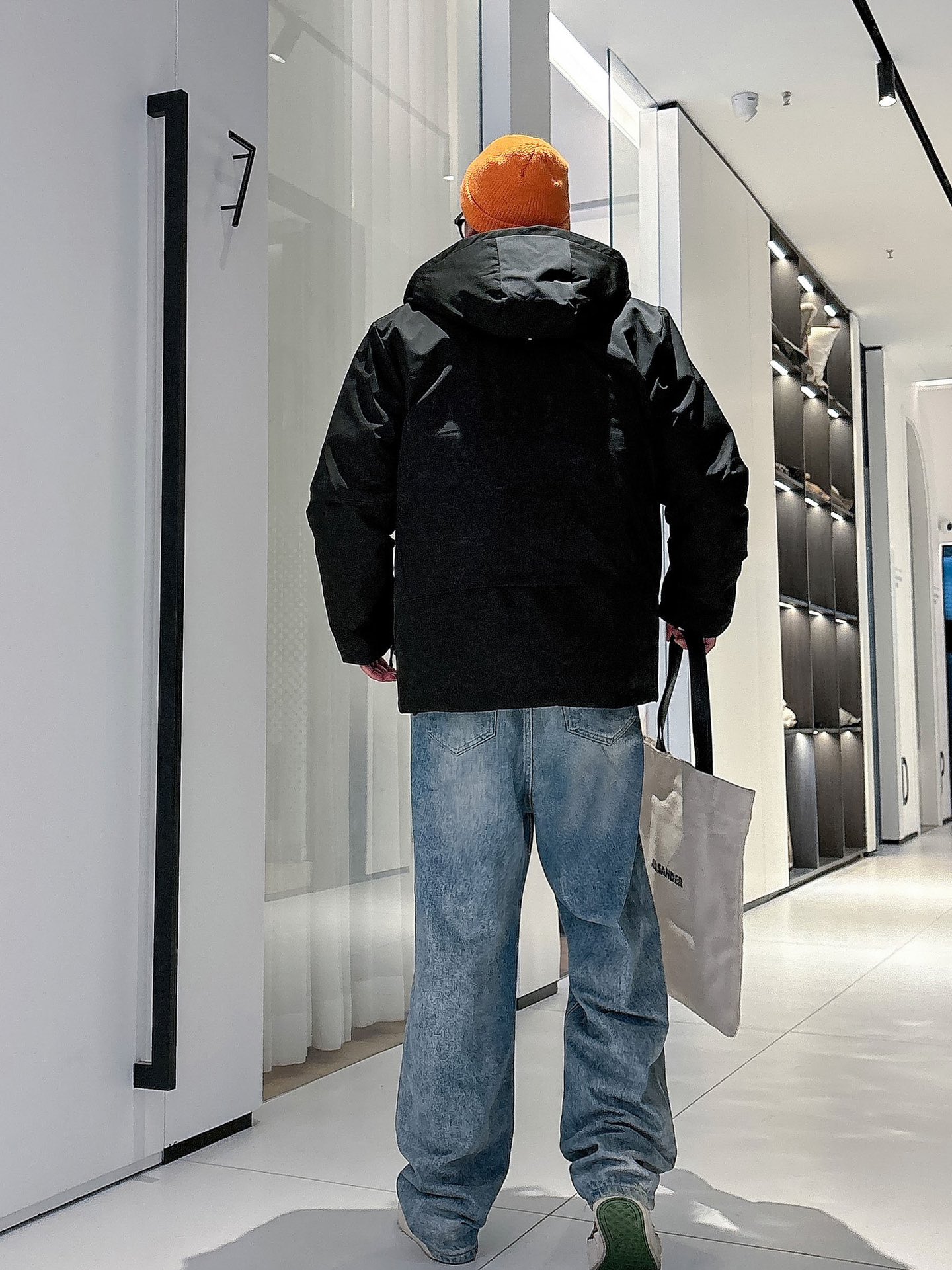 始祖鸟 官网款2025秋冬新款羽绒服。这款号称羽绒服届最高端的，全部90绒的三标齐全带着经典的Logo组