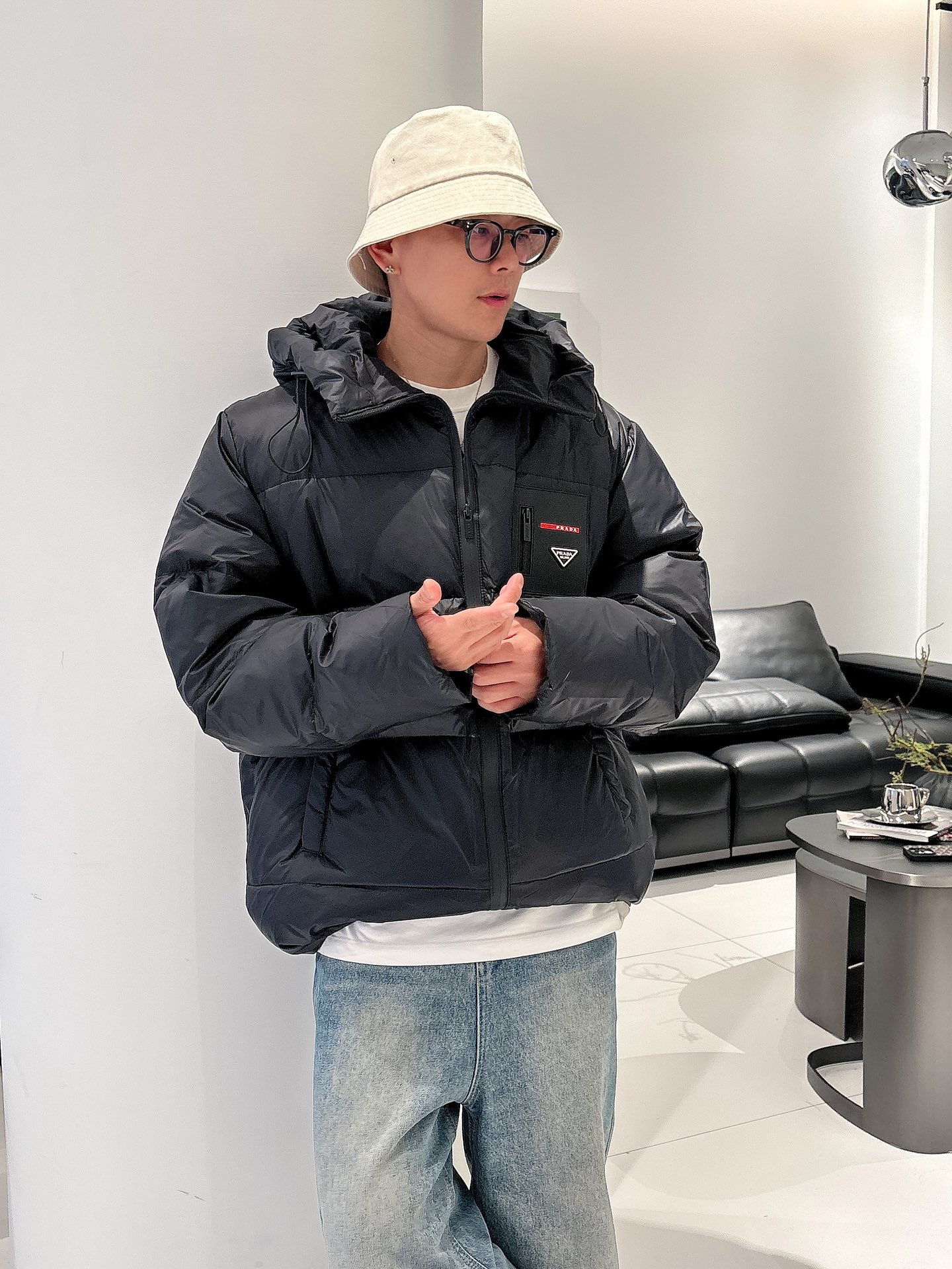 普拉达 官网款2025秋冬新款羽绒服。这款号称羽绒服届最高端的，全部90绒的三标齐全带着经典的Logo组