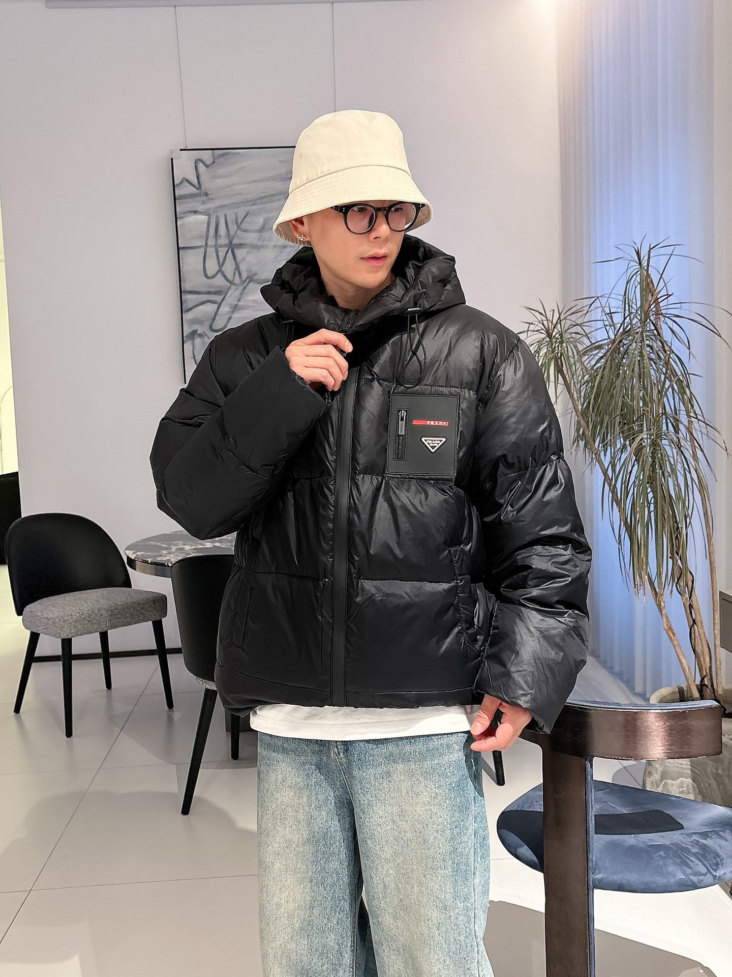 普拉达 官网款2025秋冬新款羽绒服。这款号称羽绒服届最高端的，全部90绒的三标齐全带着经典的Logo组