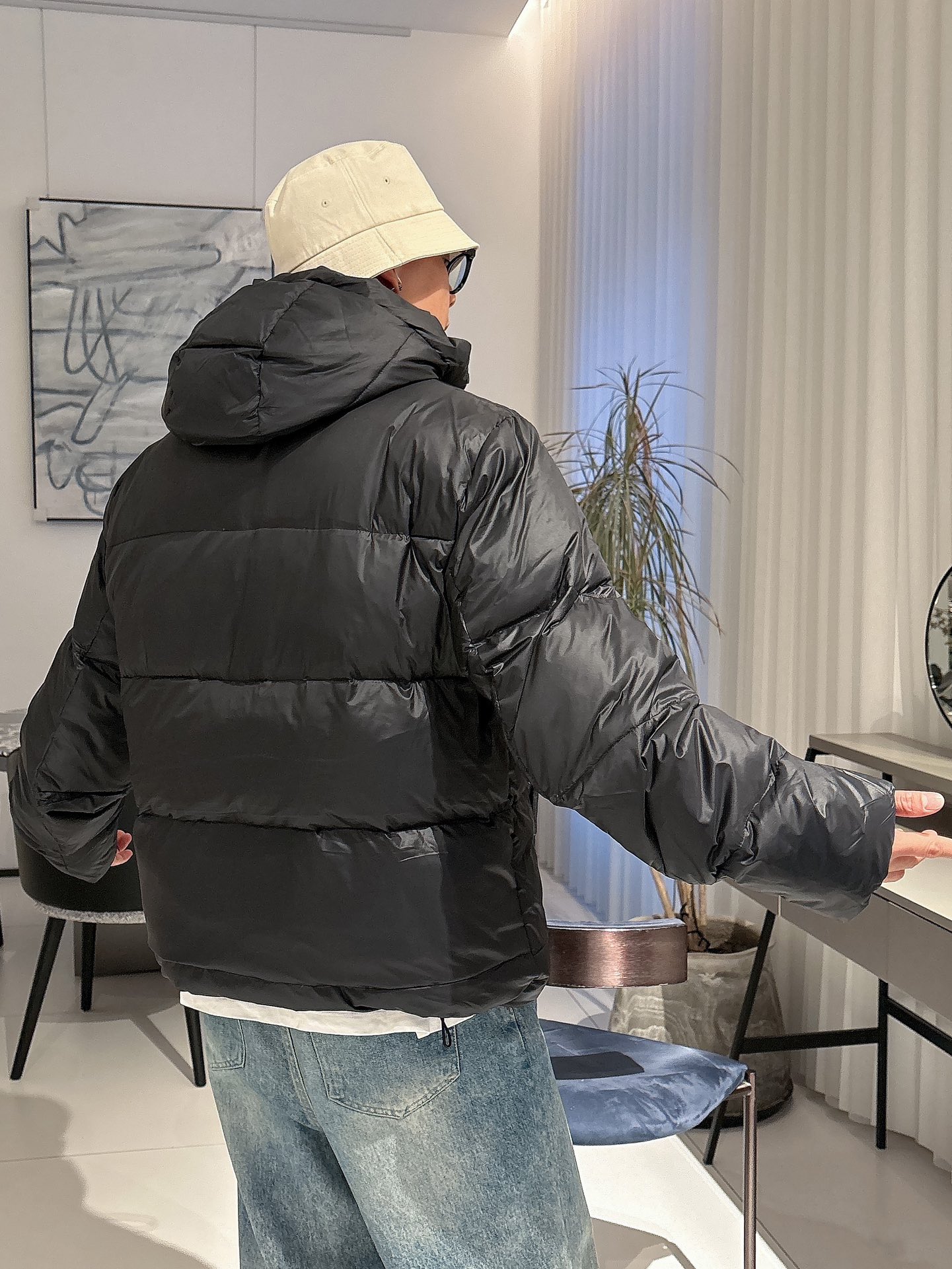 普拉达 官网款2025秋冬新款羽绒服。这款号称羽绒服届最高端的，全部90绒的三标齐全带着经典的Logo组