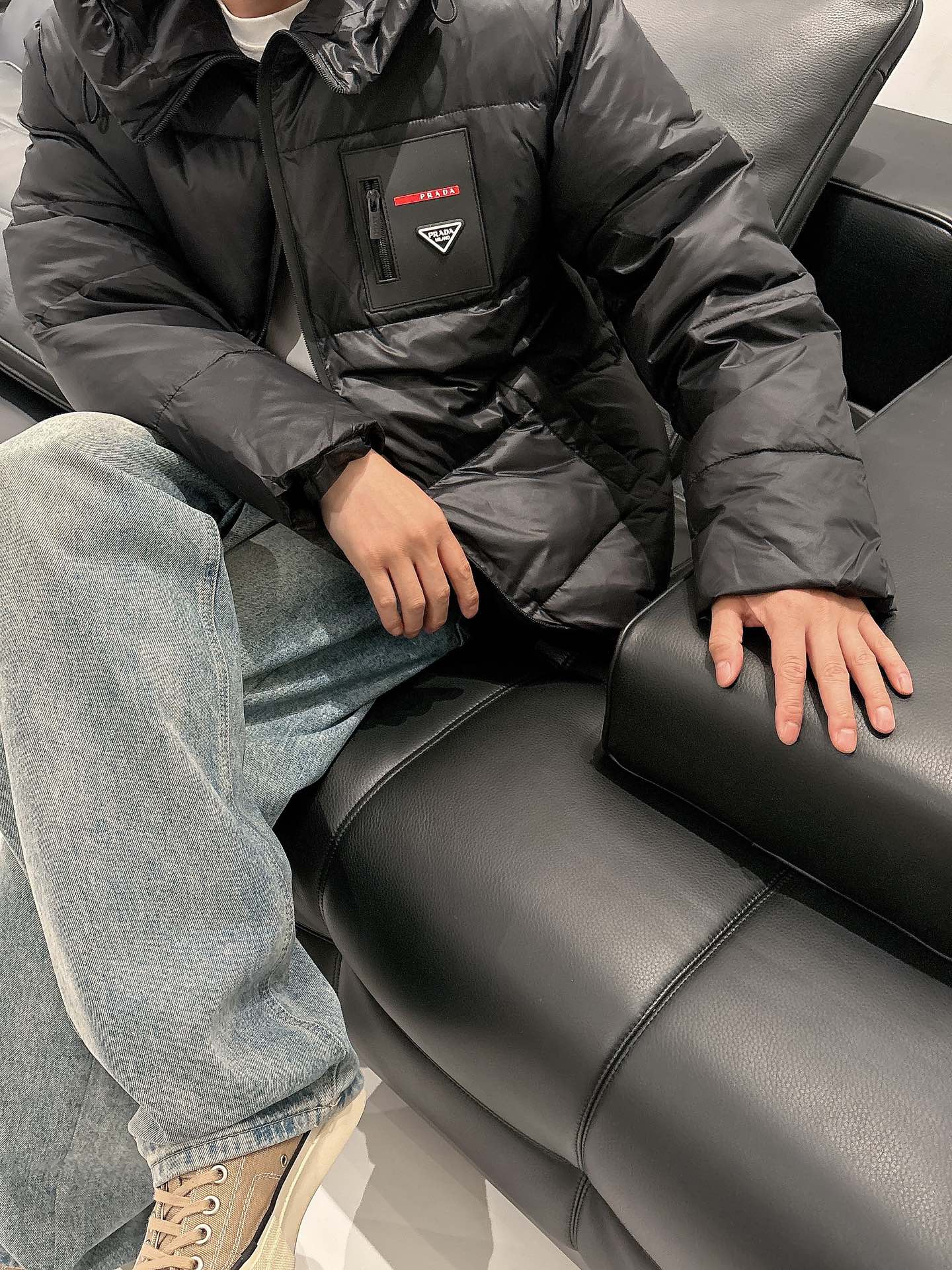 普拉达 官网款2025秋冬新款羽绒服。这款号称羽绒服届最高端的，全部90绒的三标齐全带着经典的Logo组