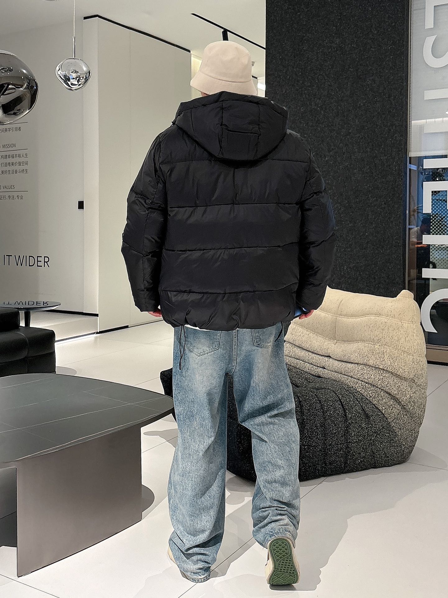 普拉达 官网款2025秋冬新款羽绒服。这款号称羽绒服届最高端的，全部90绒的三标齐全带着经典的Logo组