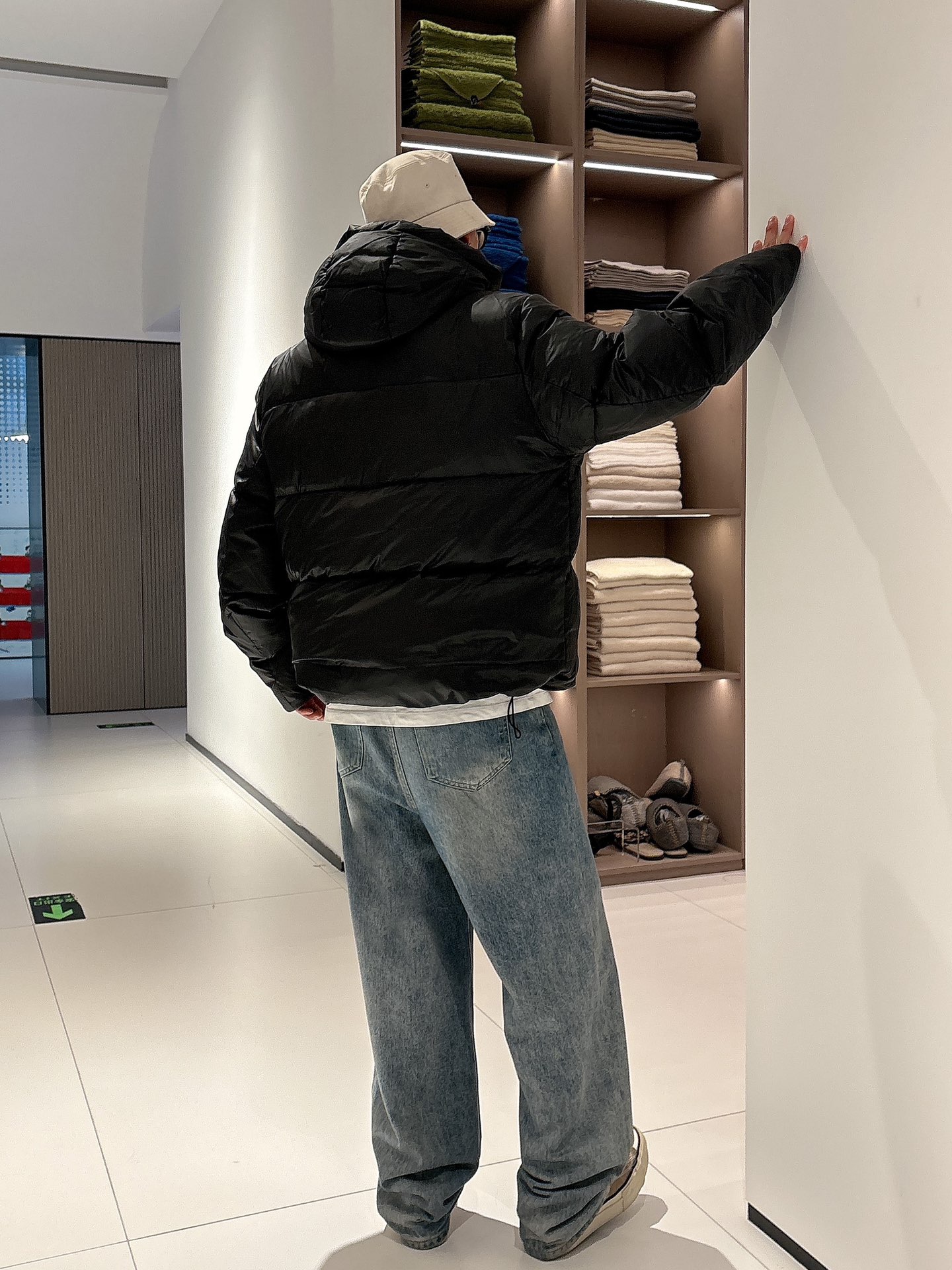 普拉达 官网款2025秋冬新款羽绒服。这款号称羽绒服届最高端的，全部90绒的三标齐全带着经典的Logo组