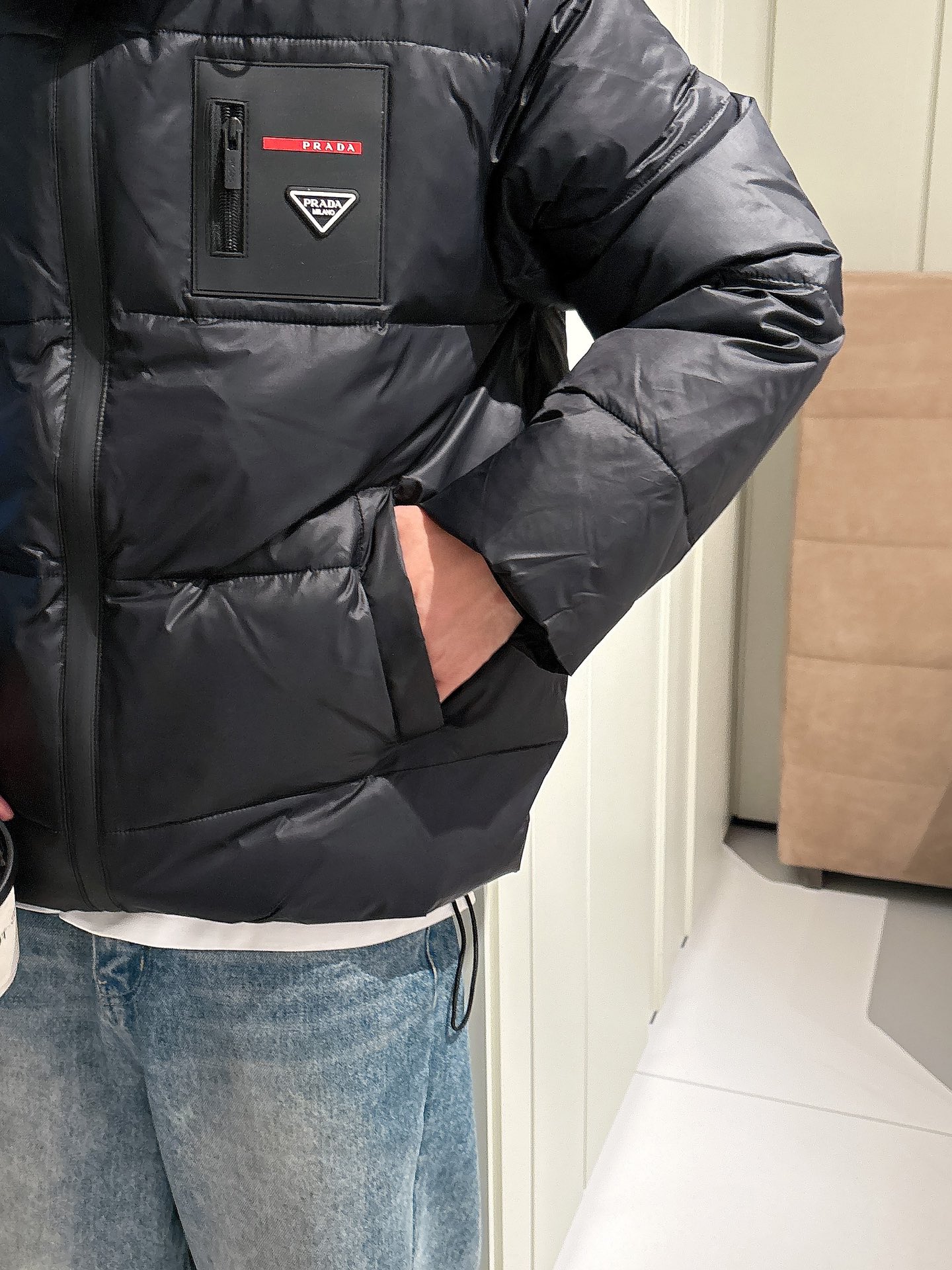 普拉达 官网款2025秋冬新款羽绒服。这款号称羽绒服届最高端的，全部90绒的三标齐全带着经典的Logo组