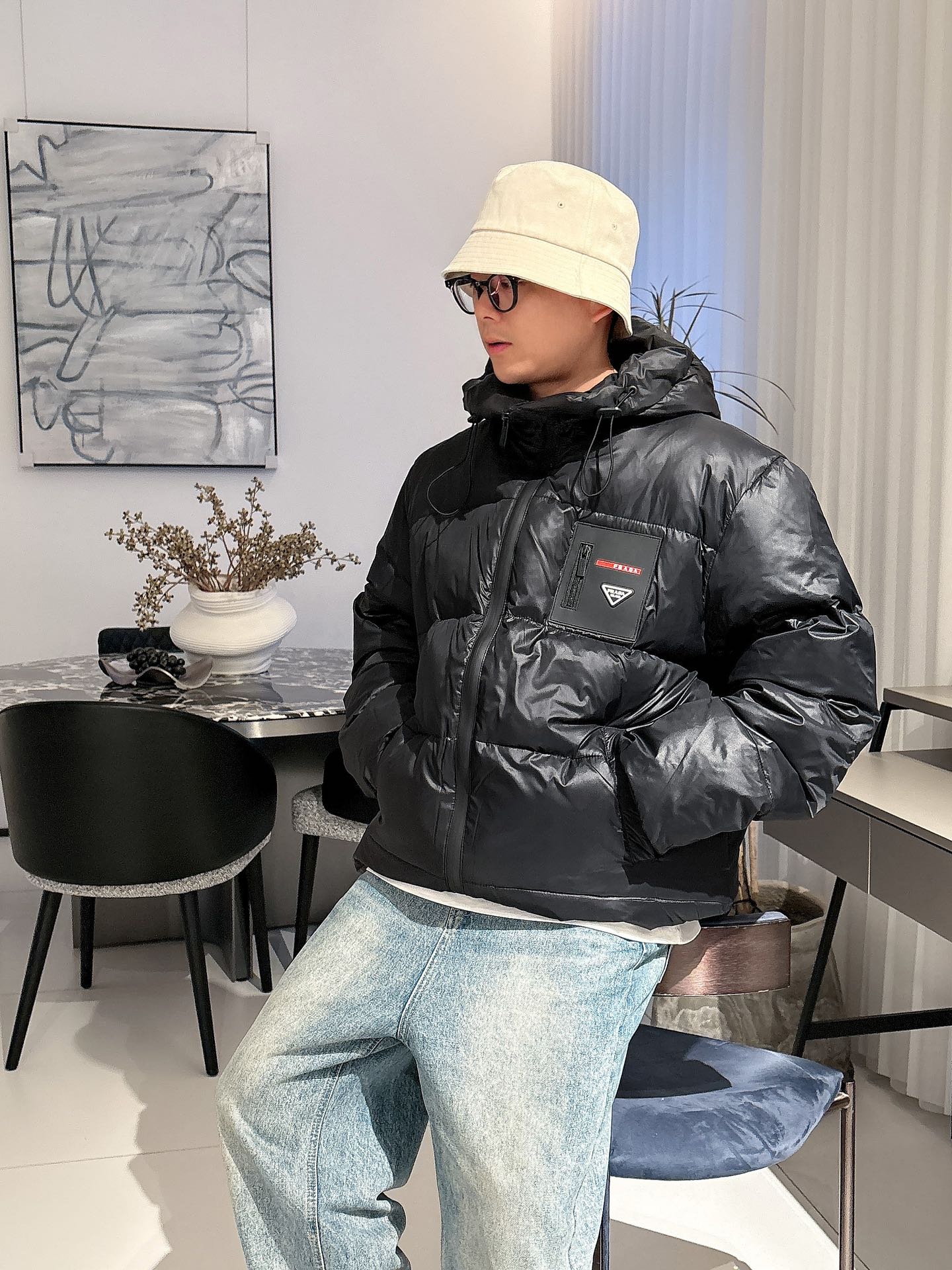 普拉达 官网款2025秋冬新款羽绒服。这款号称羽绒服届最高端的，全部90绒的三标齐全带着经典的Logo组