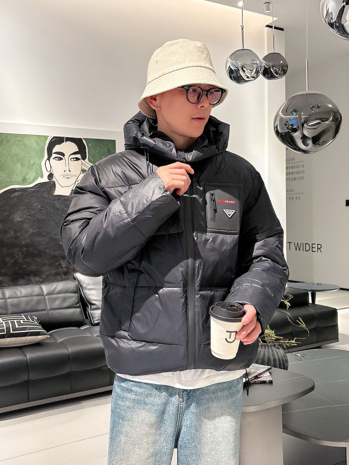 普拉达 官网款2025秋冬新款羽绒服。这款号称羽绒服届最高端的，全部90绒的三标齐全带着经典的Logo组