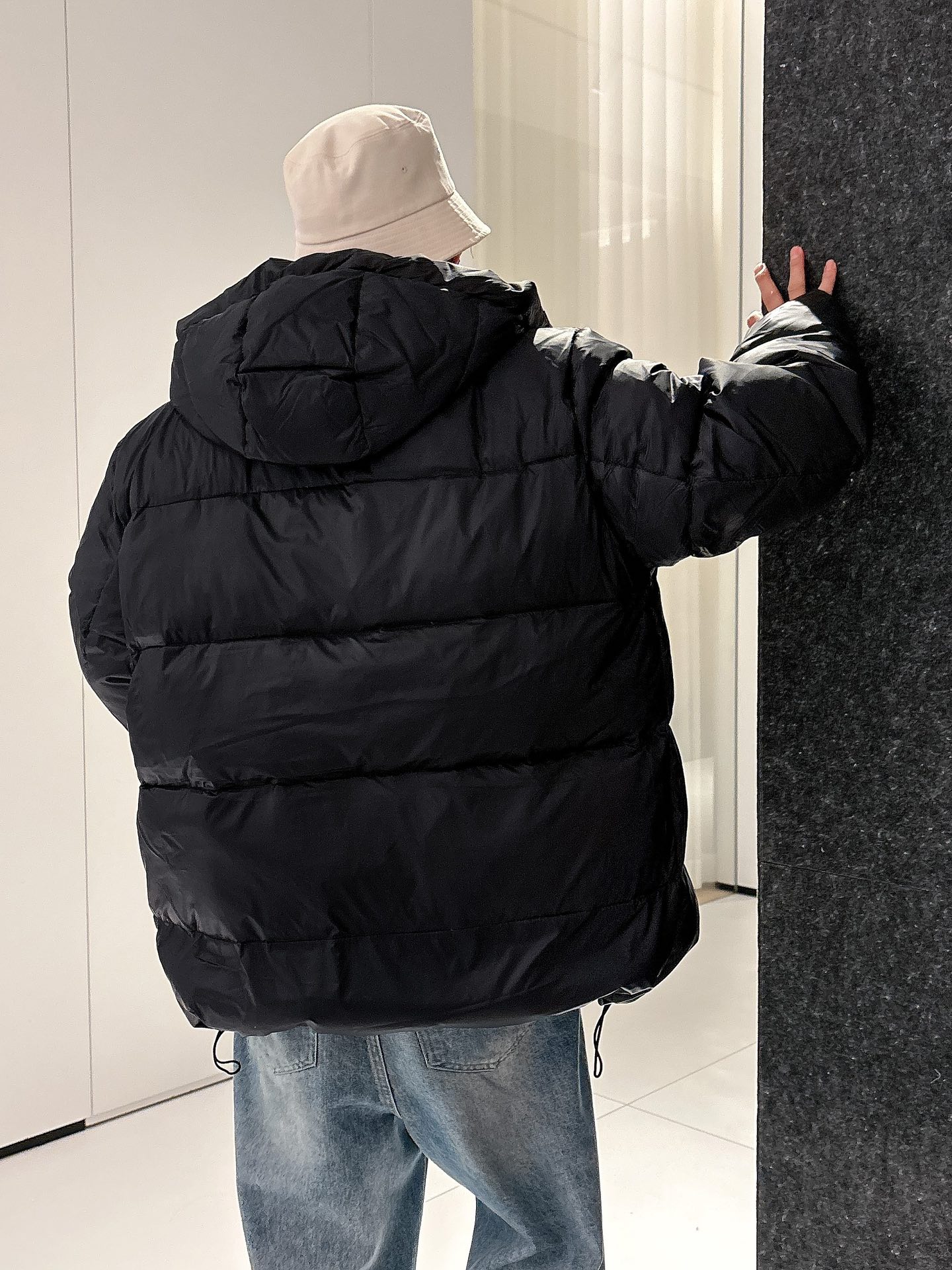 普拉达 官网款2025秋冬新款羽绒服。这款号称羽绒服届最高端的，全部90绒的三标齐全带着经典的Logo组