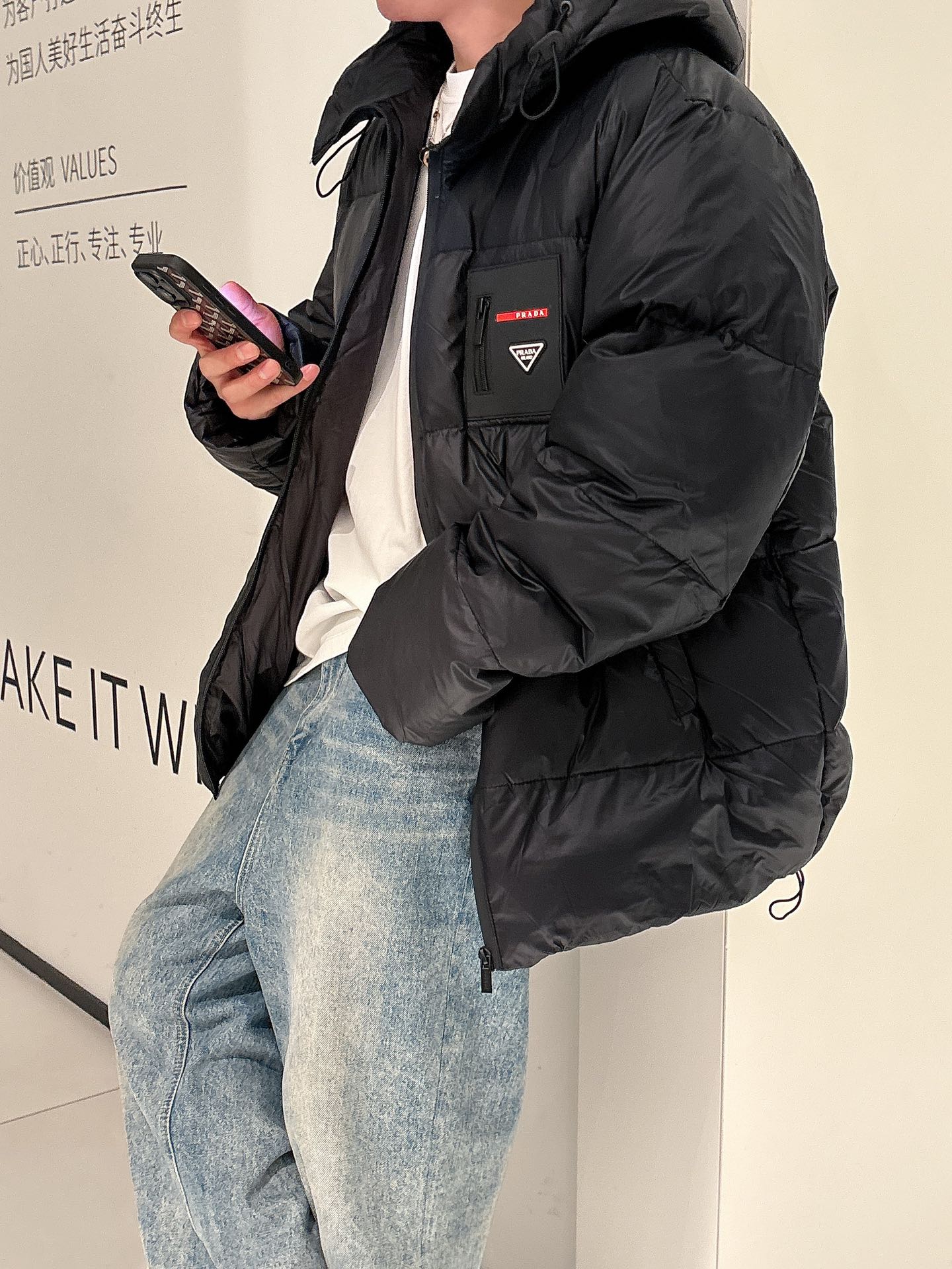 普拉达 官网款2025秋冬新款羽绒服。这款号称羽绒服届最高端的，全部90绒的三标齐全带着经典的Logo组