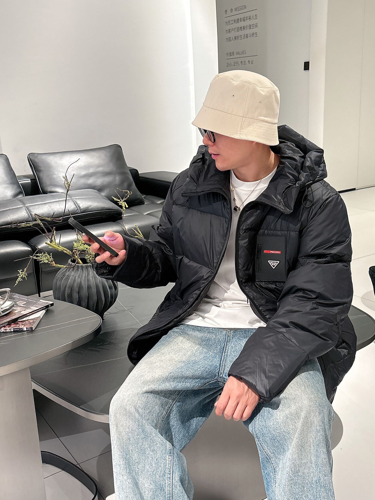 普拉达 官网款2025秋冬新款羽绒服。这款号称羽绒服届最高端的，全部90绒的三标齐全带着经典的Logo组