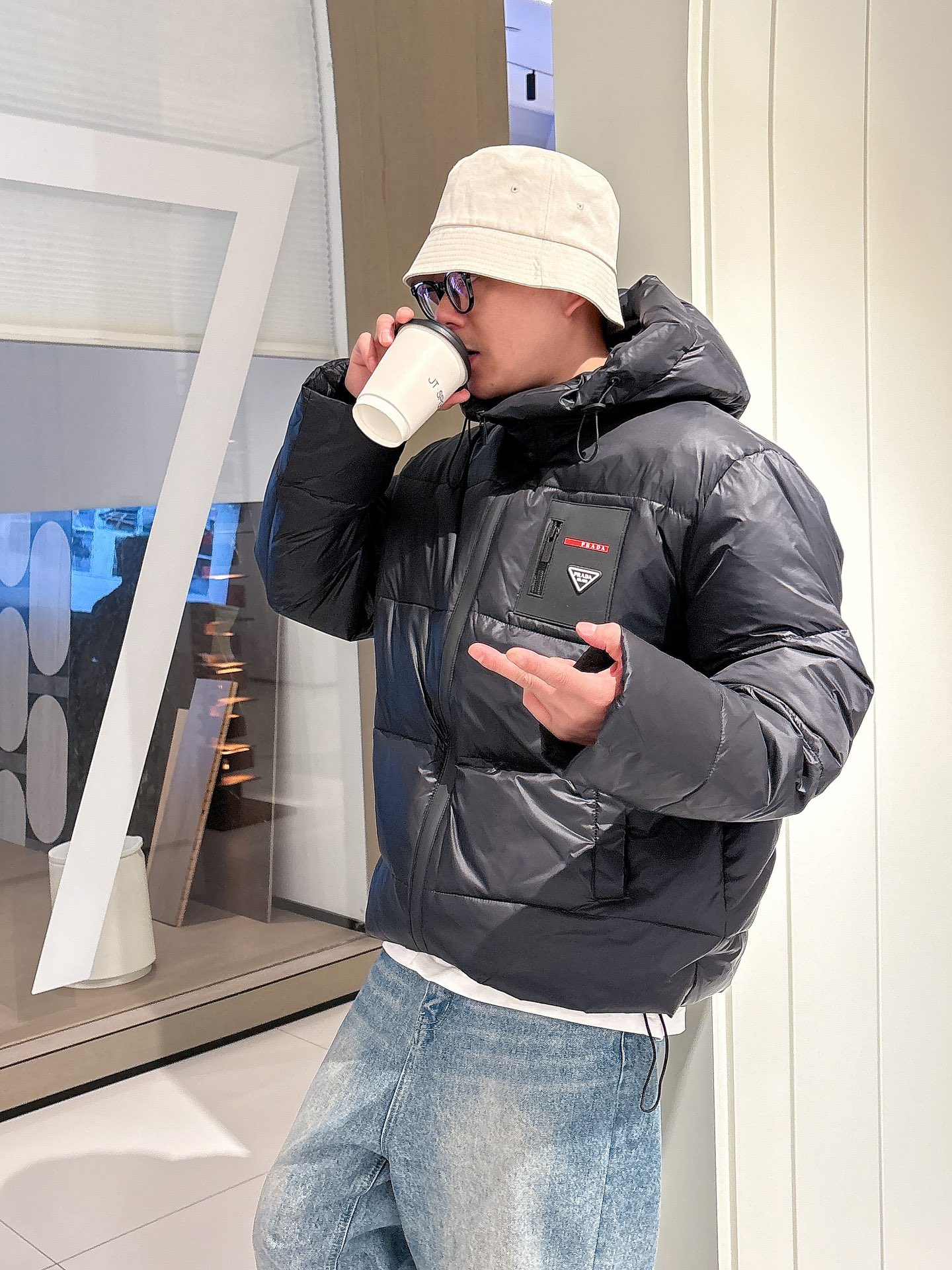 普拉达 官网款2025秋冬新款羽绒服。这款号称羽绒服届最高端的，全部90绒的三标齐全带着经典的Logo组