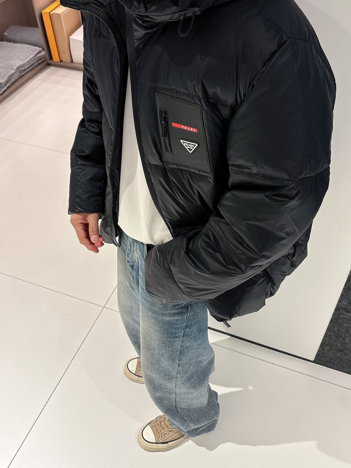 普拉达 官网款2025秋冬新款羽绒服。这款号称羽绒服届最高端的，全部90绒的三标齐全带着经典的Logo组