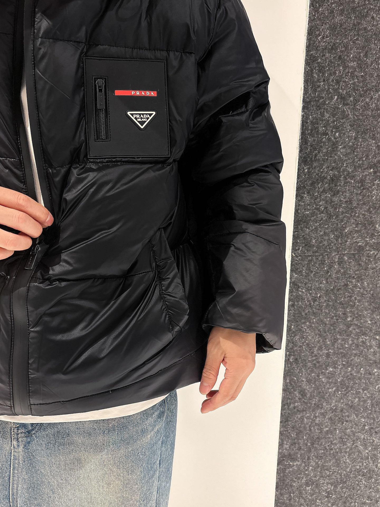 普拉达 官网款2025秋冬新款羽绒服。这款号称羽绒服届最高端的，全部90绒的三标齐全带着经典的Logo组