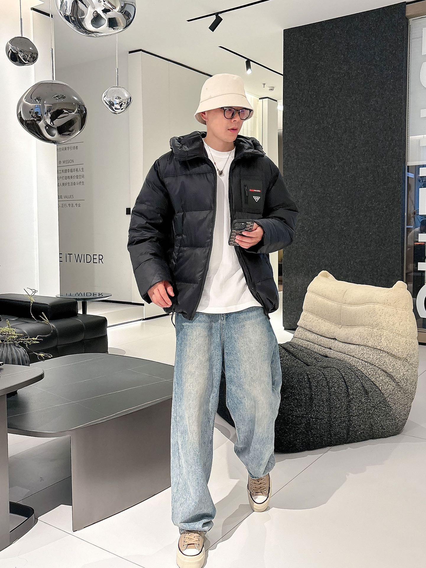 普拉达 官网款2025秋冬新款羽绒服。这款号称羽绒服届最高端的，全部90绒的三标齐全带着经典的Logo组