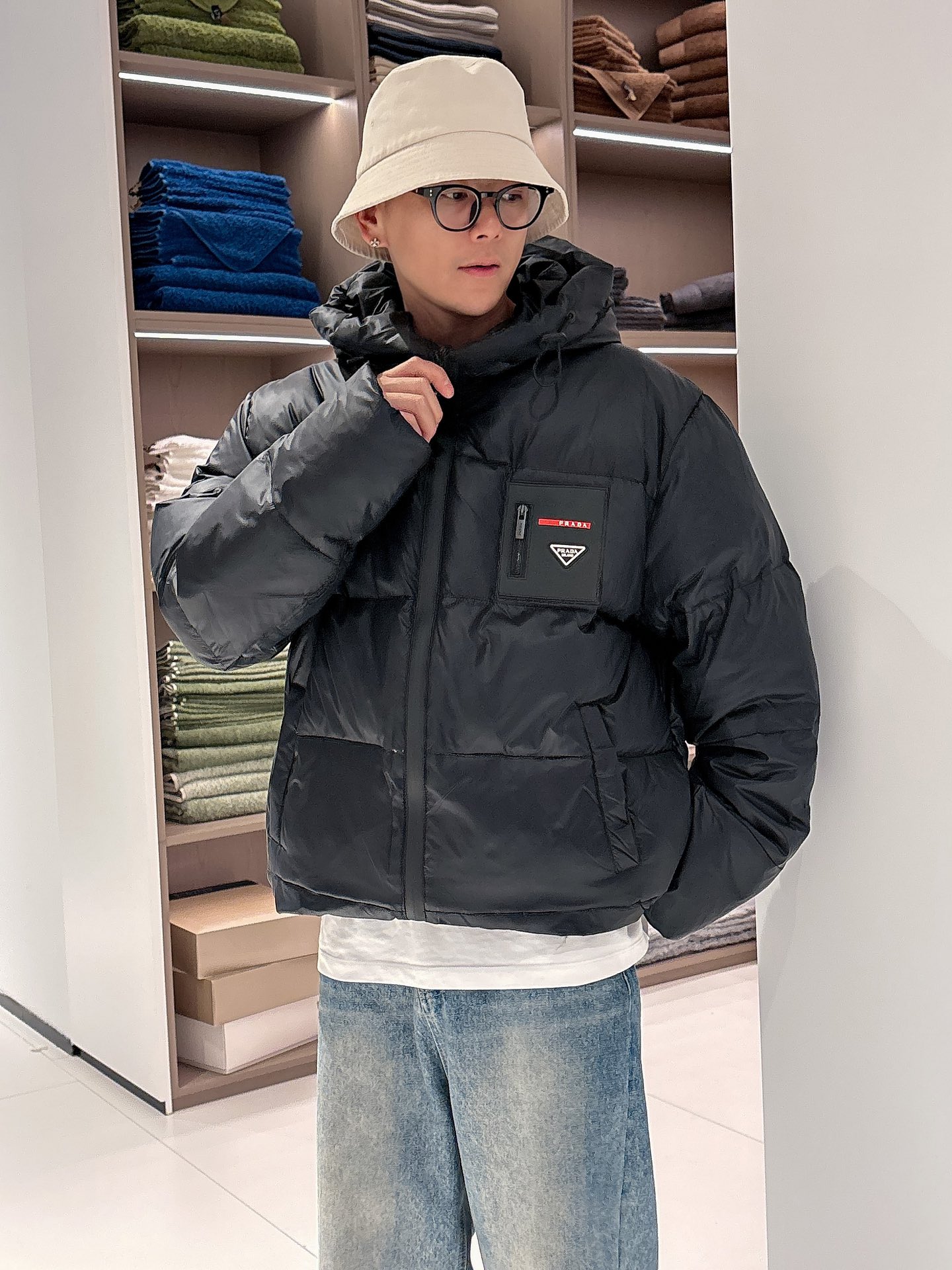 普拉达 官网款2025秋冬新款羽绒服。这款号称羽绒服届最高端的，全部90绒的三标齐全带着经典的Logo组