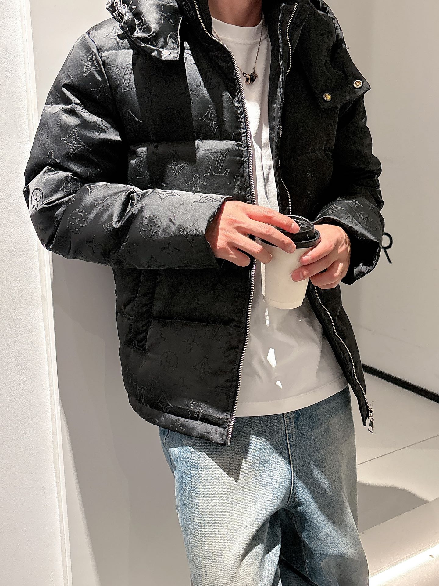 LV 官网款2025秋冬新款羽绒服。这款号称羽绒服届最高端的，全部90绒的三标齐全带着经典的Logo组合