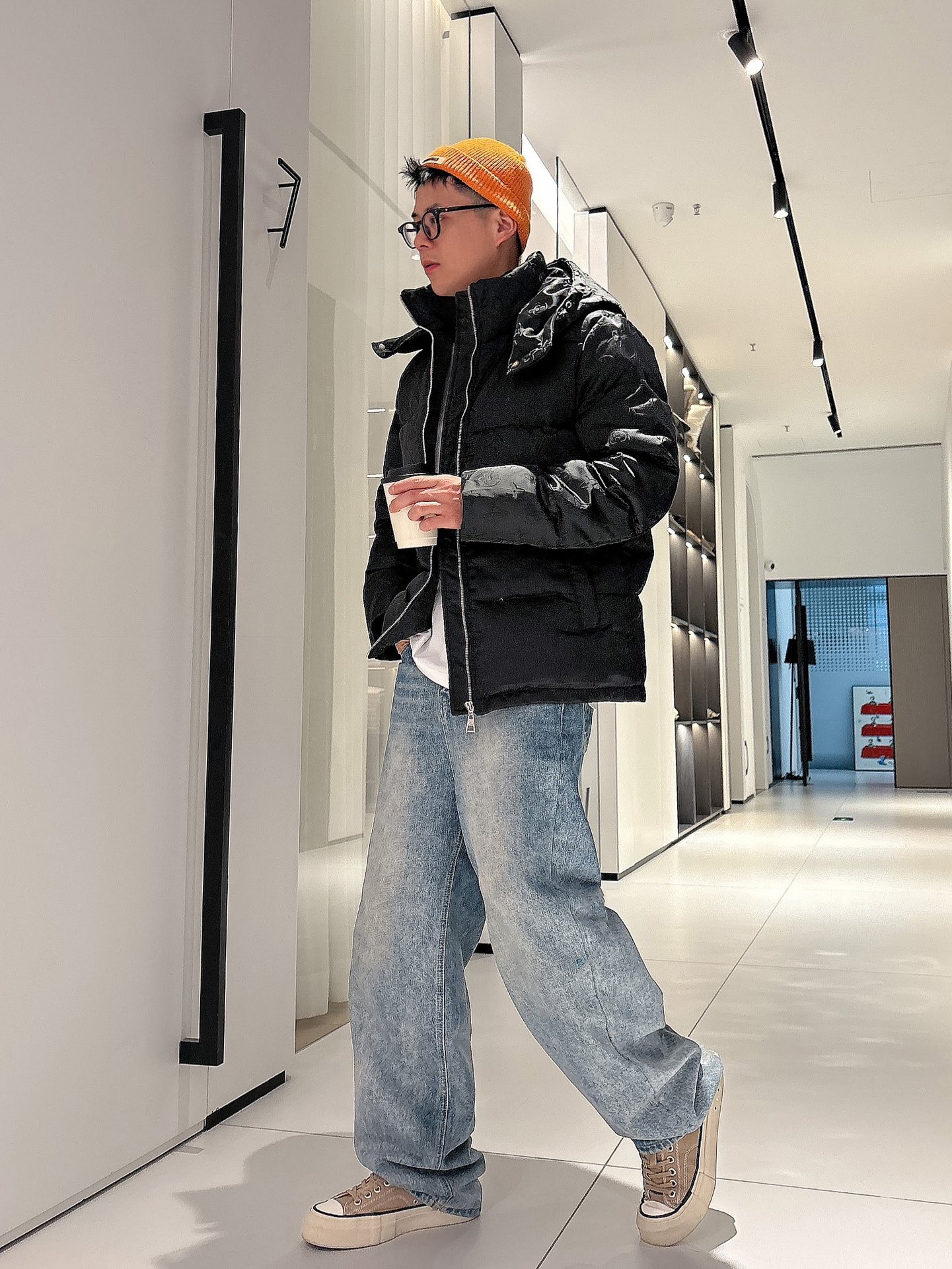 LV 官网款2025秋冬新款羽绒服。这款号称羽绒服届最高端的，全部90绒的三标齐全带着经典的Logo组合