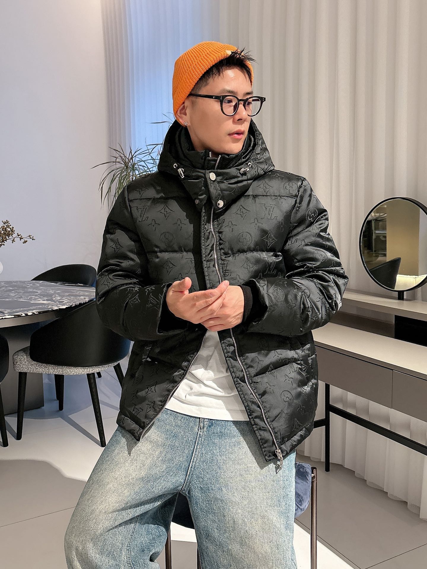 LV 官网款2025秋冬新款羽绒服。这款号称羽绒服届最高端的，全部90绒的三标齐全带着经典的Logo组合