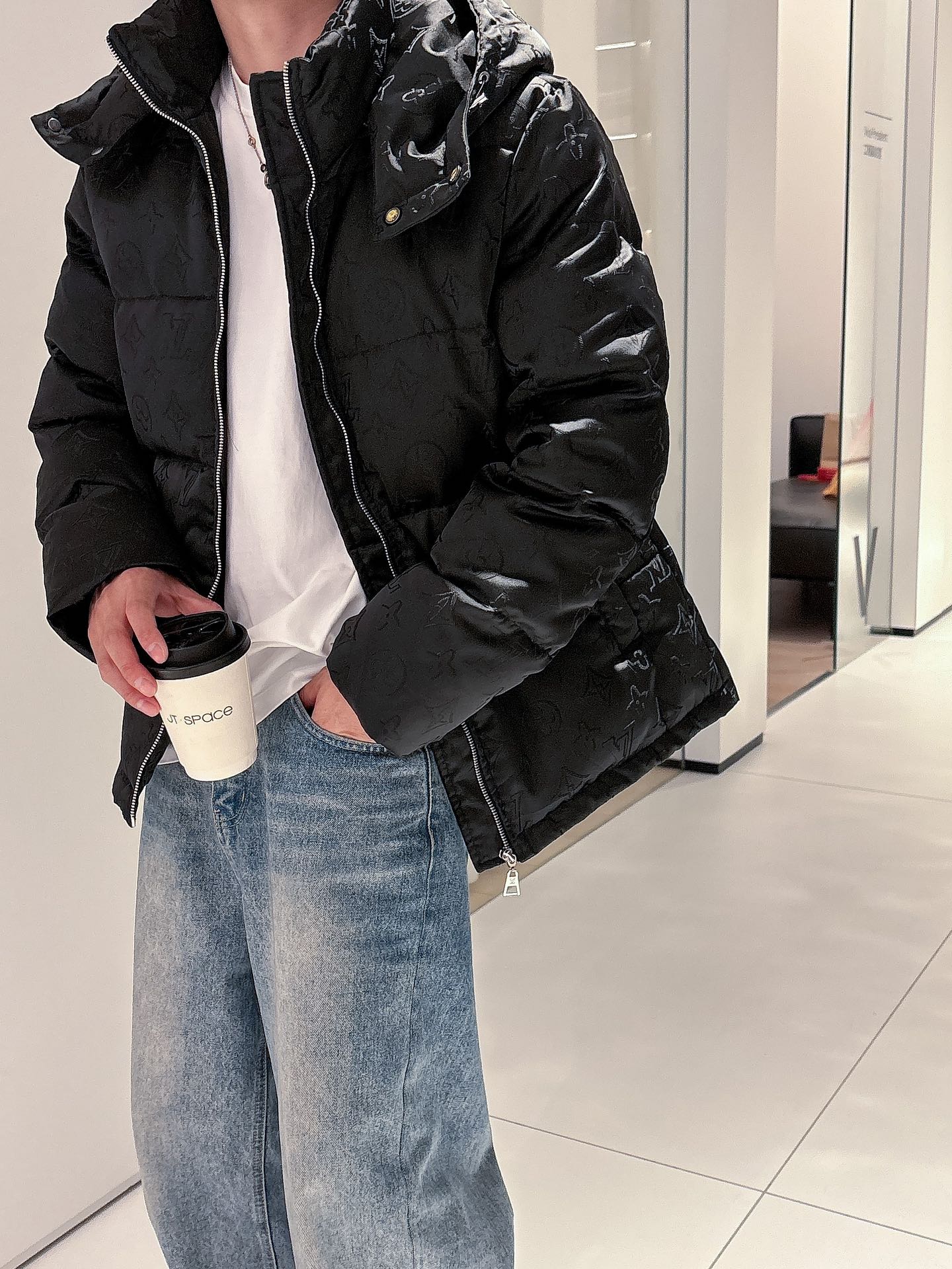 LV 官网款2025秋冬新款羽绒服。这款号称羽绒服届最高端的，全部90绒的三标齐全带着经典的Logo组合