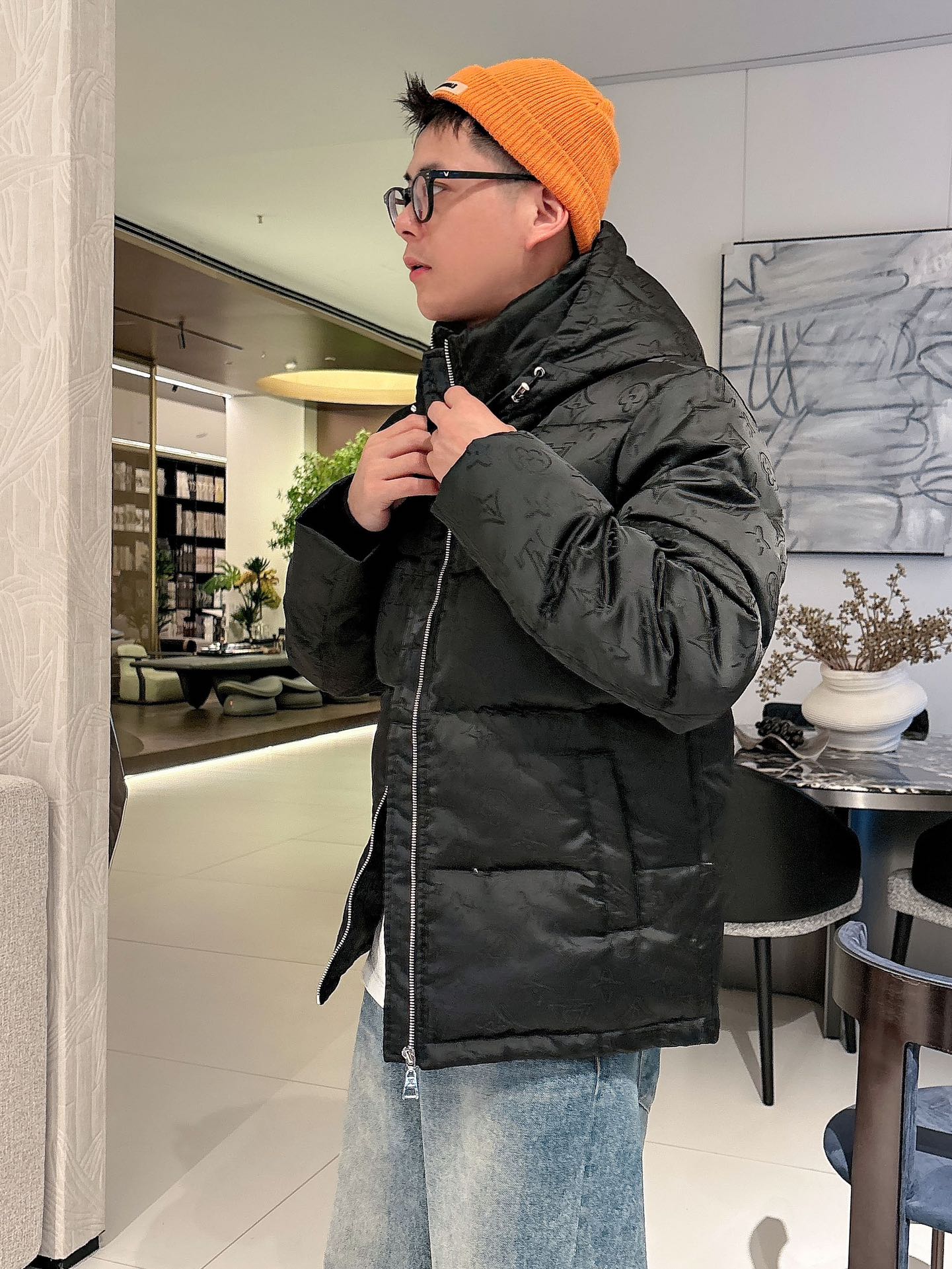 LV 官网款2025秋冬新款羽绒服。这款号称羽绒服届最高端的，全部90绒的三标齐全带着经典的Logo组合