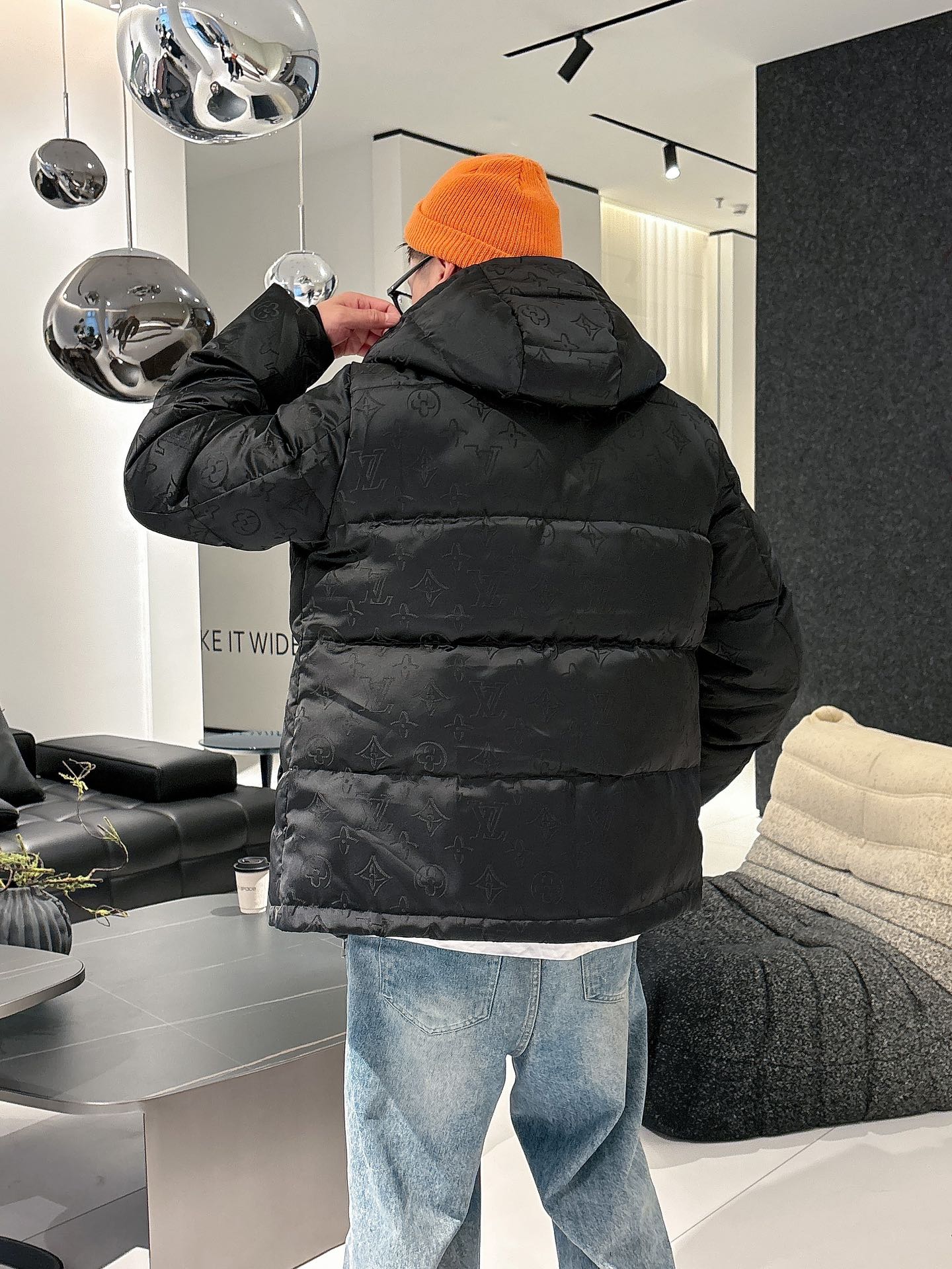 LV 官网款2025秋冬新款羽绒服。这款号称羽绒服届最高端的，全部90绒的三标齐全带着经典的Logo组合