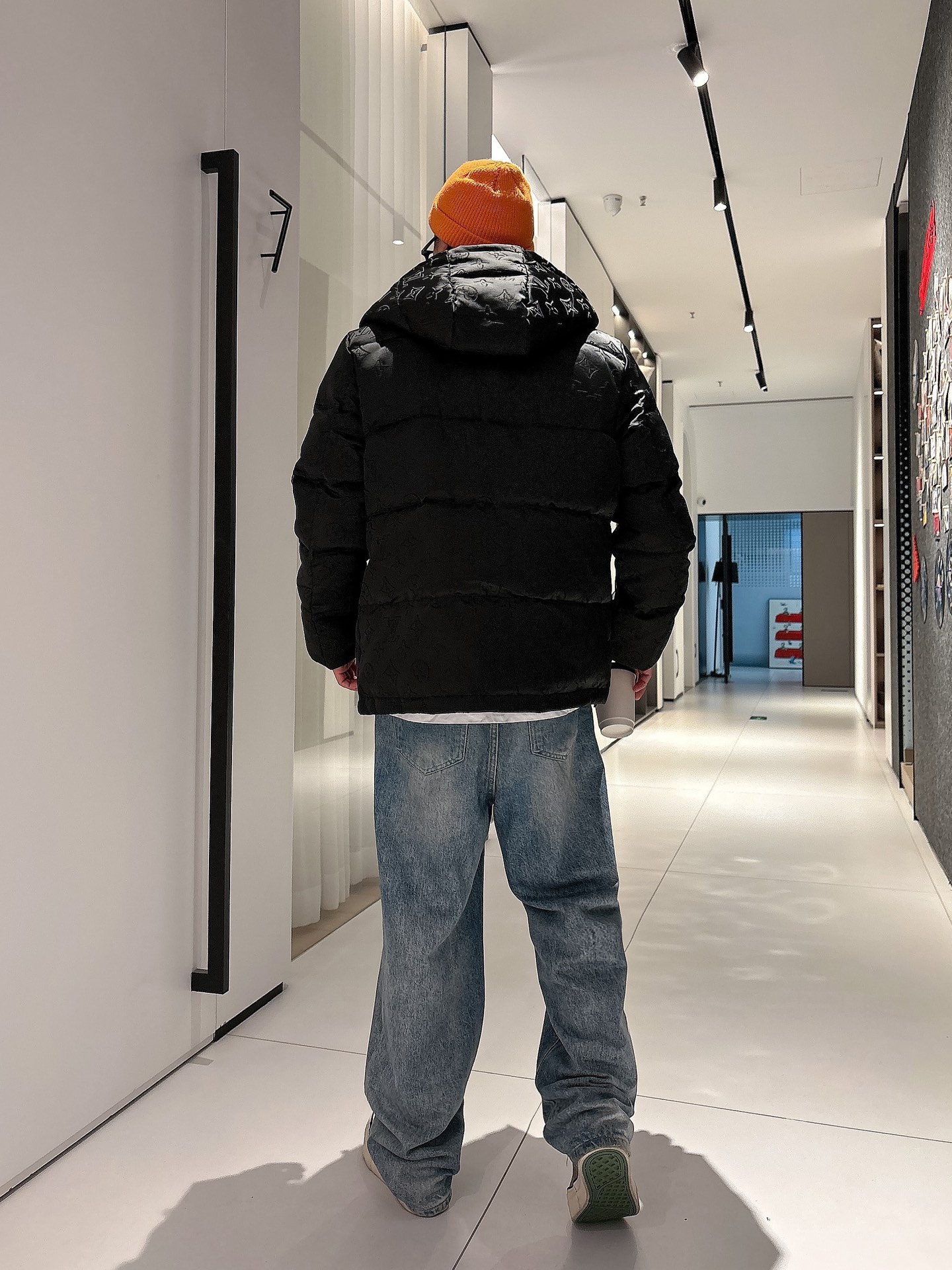 LV 官网款2025秋冬新款羽绒服。这款号称羽绒服届最高端的，全部90绒的三标齐全带着经典的Logo组合