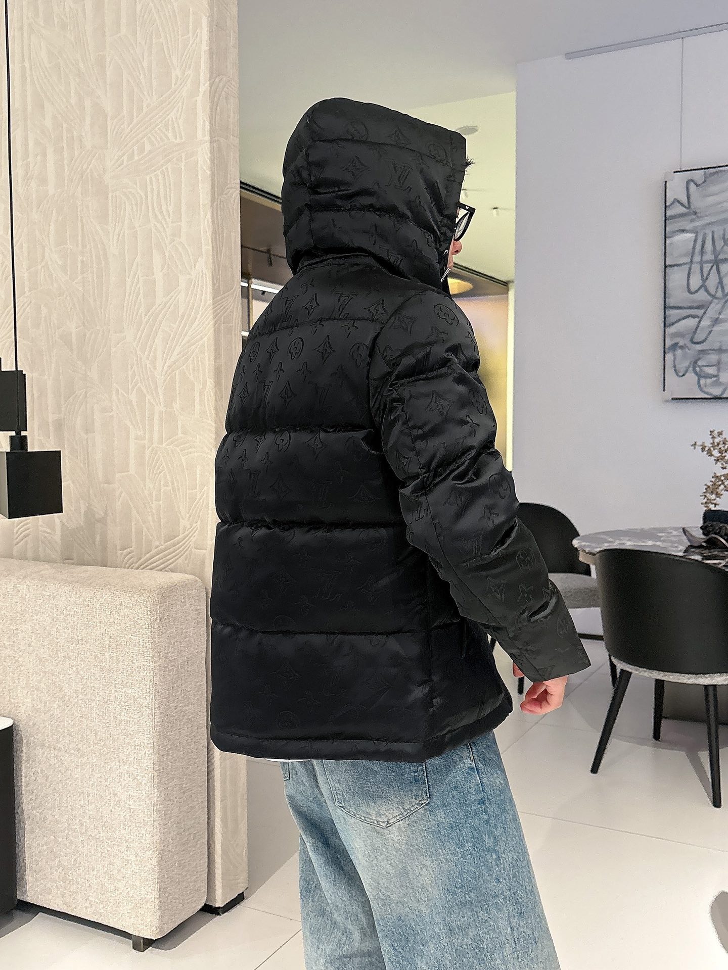 LV 官网款2025秋冬新款羽绒服。这款号称羽绒服届最高端的，全部90绒的三标齐全带着经典的Logo组合